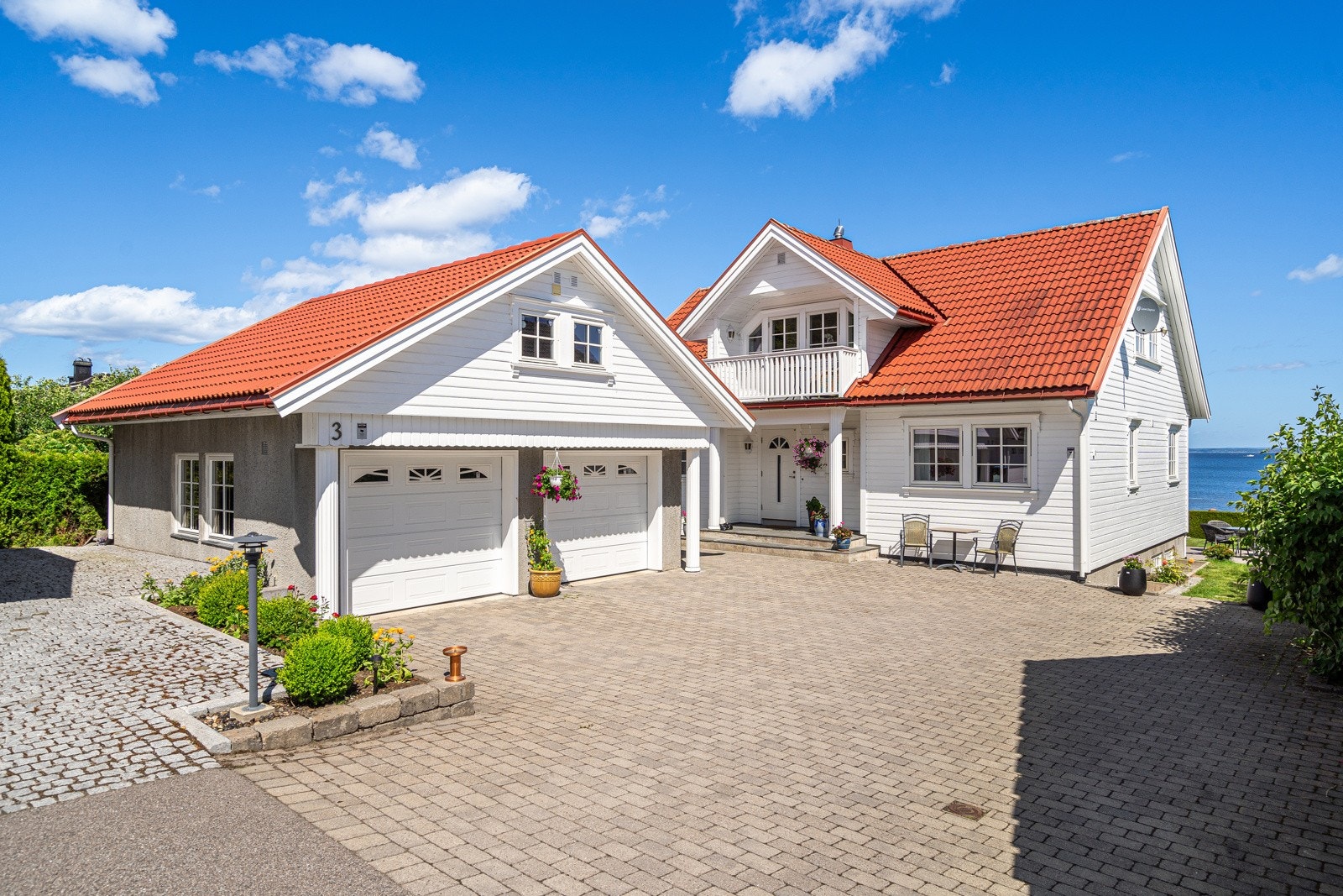 Lettstelt innkjørsel og gårdsplass med belegningstein som gir et solid og ordentlig inntrykk Galleribilde