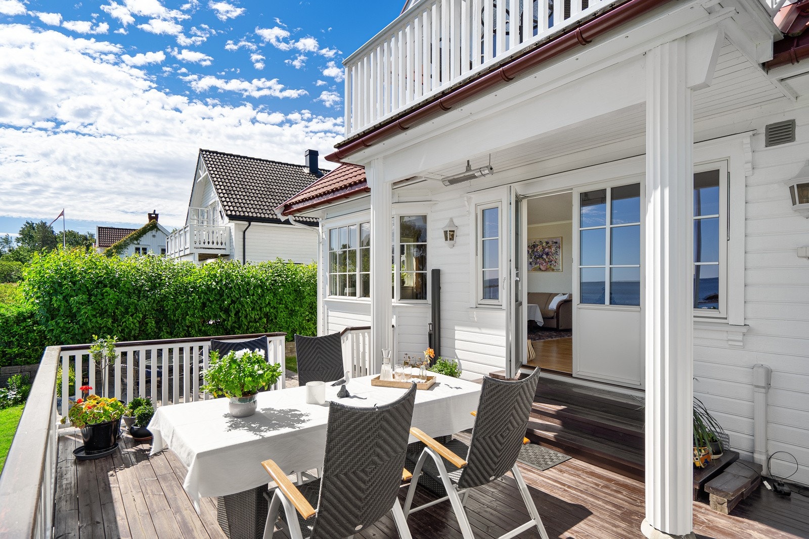 Terrasssen ut fra stua i hovedtasjen er solrik og romslig! Galleribilde