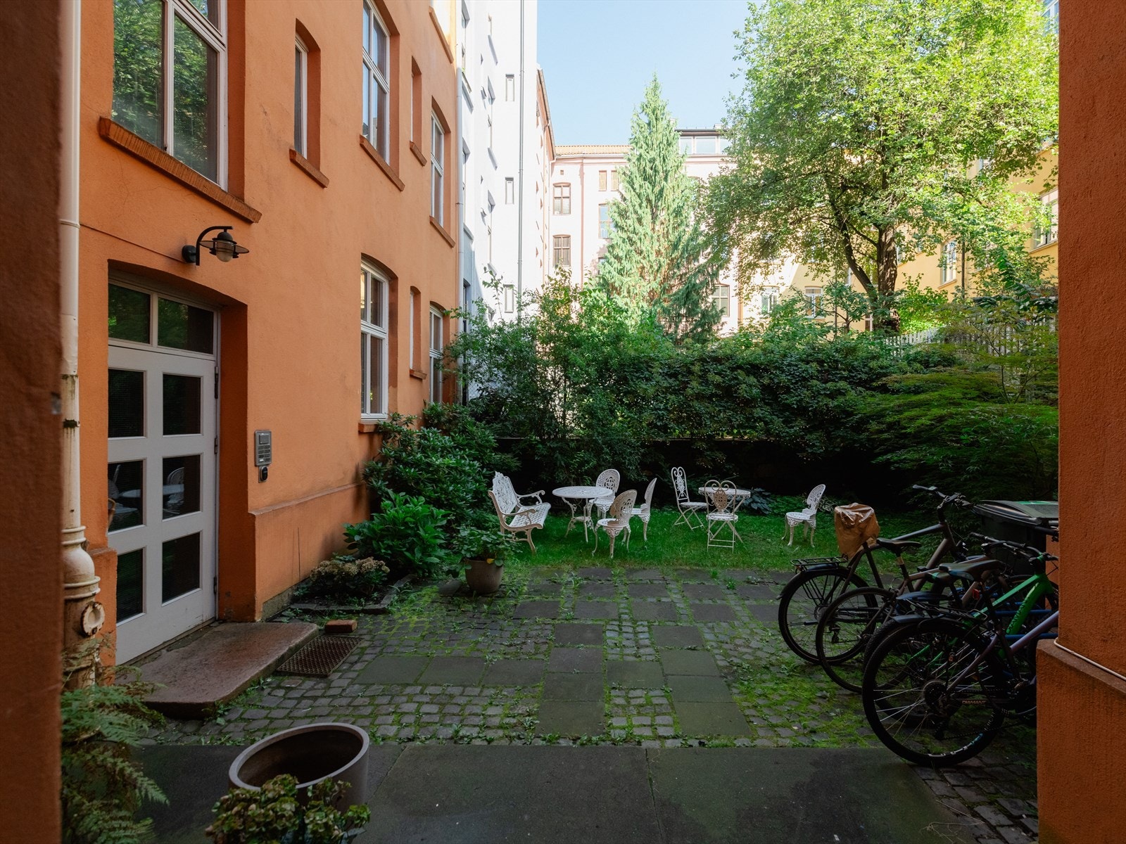 Praktisk sykkelparkering og ellers sittegrupper i bakgården Galleribilde