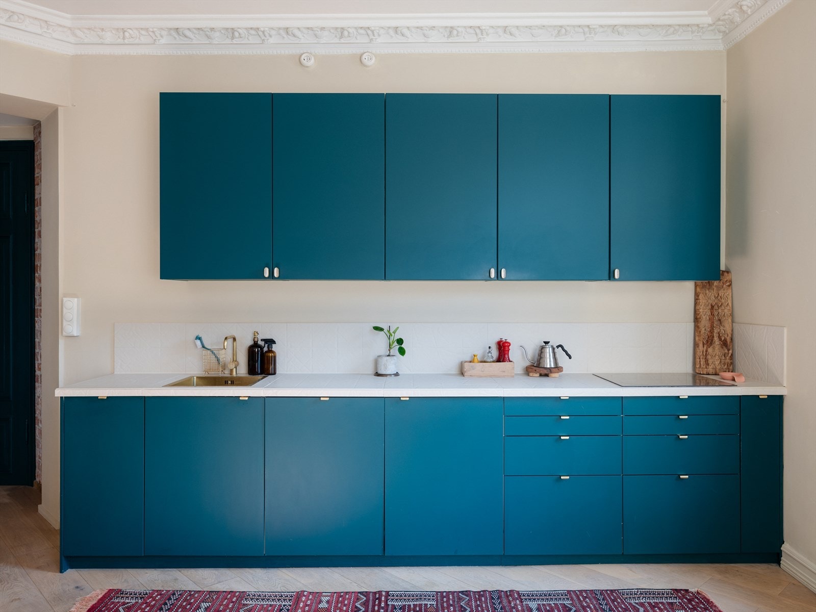 Kjøkkenet ligger i eget rom med god plass til stort spisebord Galleribilde