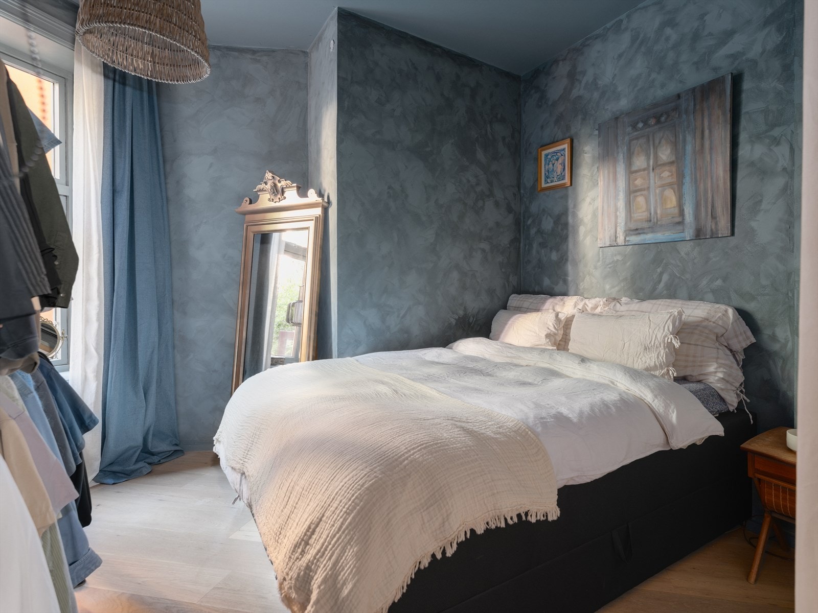 Lunt hovedsoverom med god plass til oppbevaring Galleribilde