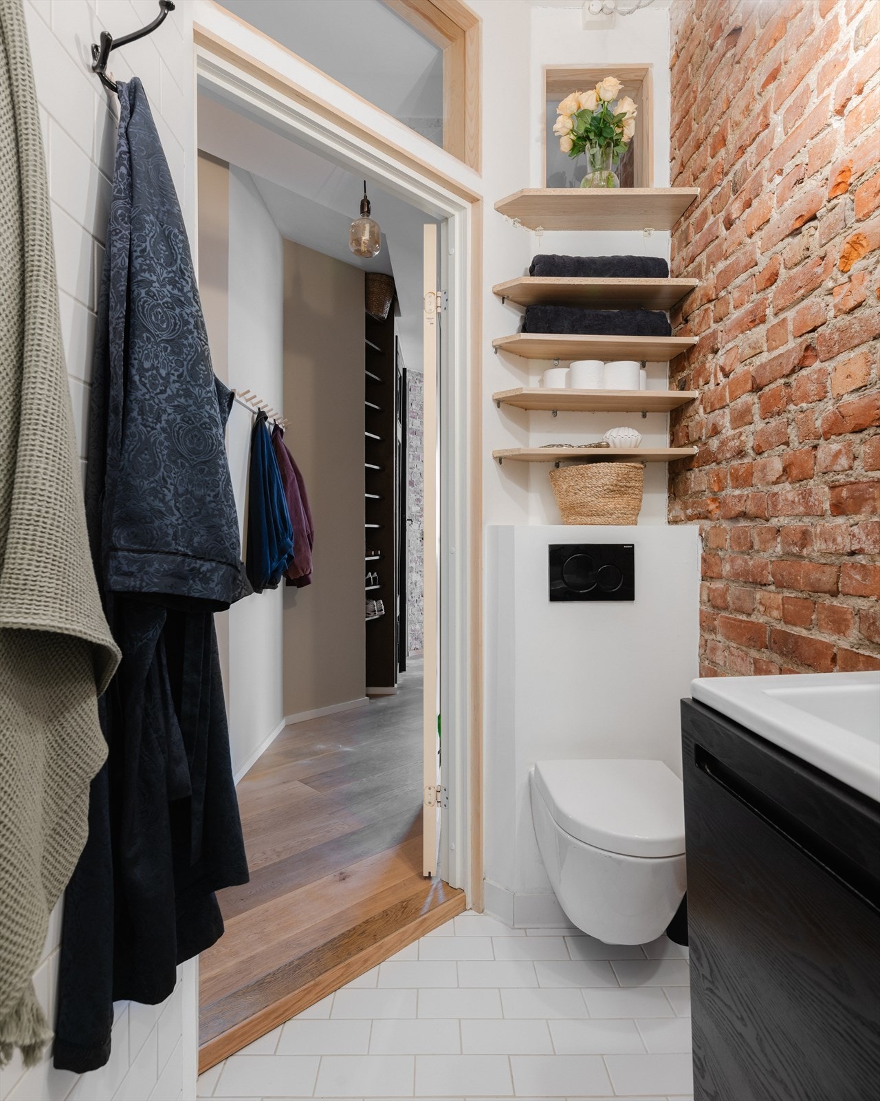 Det opplyses av eier at bad/wc er bygget i regi av utbygger/tidligere eier i 2015 Galleribilde