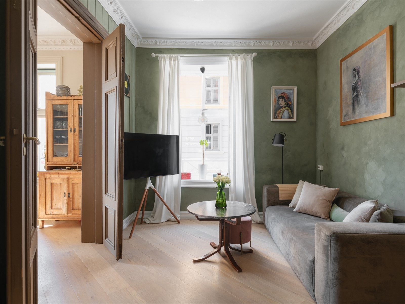 Her har du doble fløydører og flott 1-stavs eikeparkett som går sømløst igjennom rommene Galleribilde