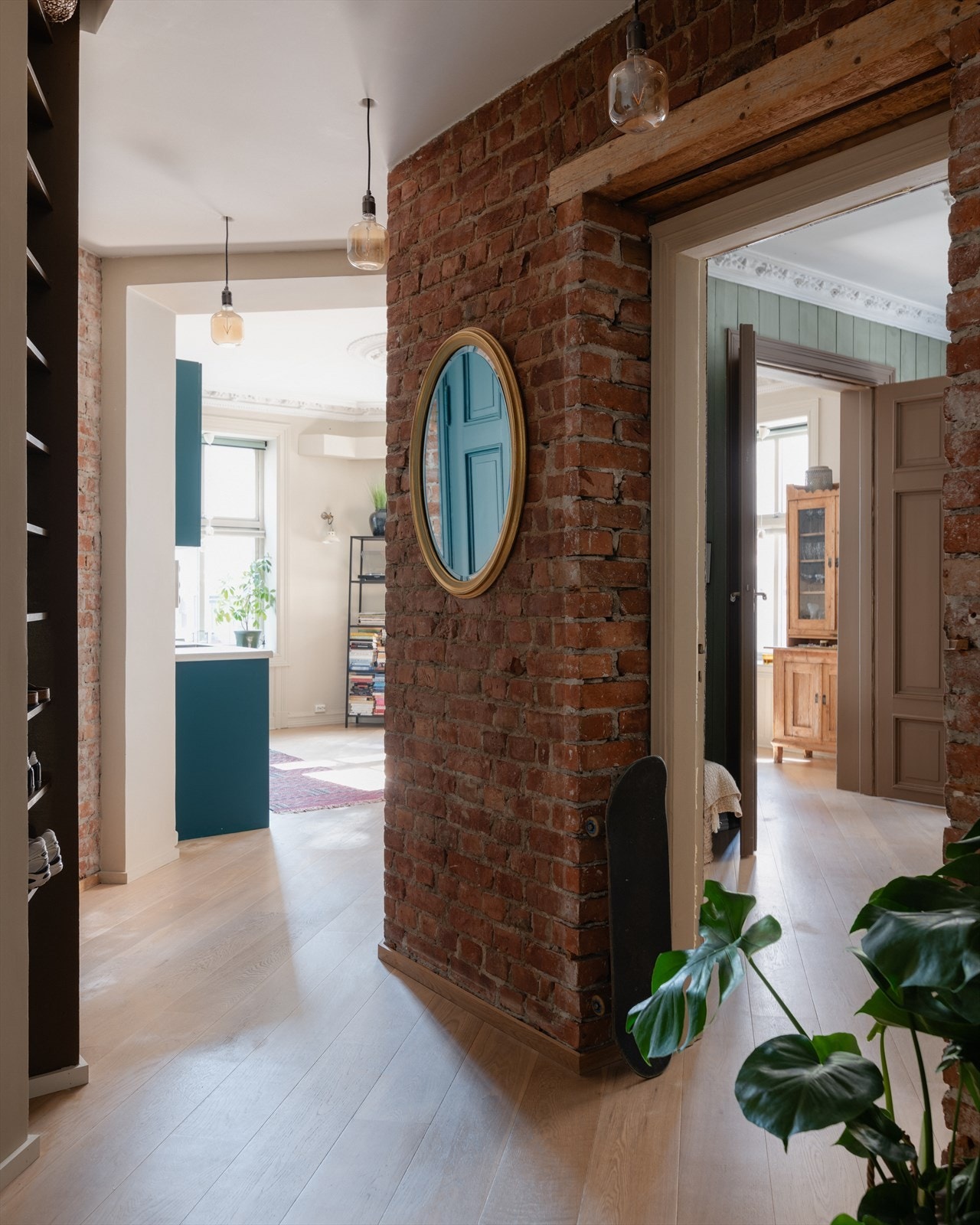 Nydelige detaljer i entré med teglstein fra gulv til tak Galleribilde