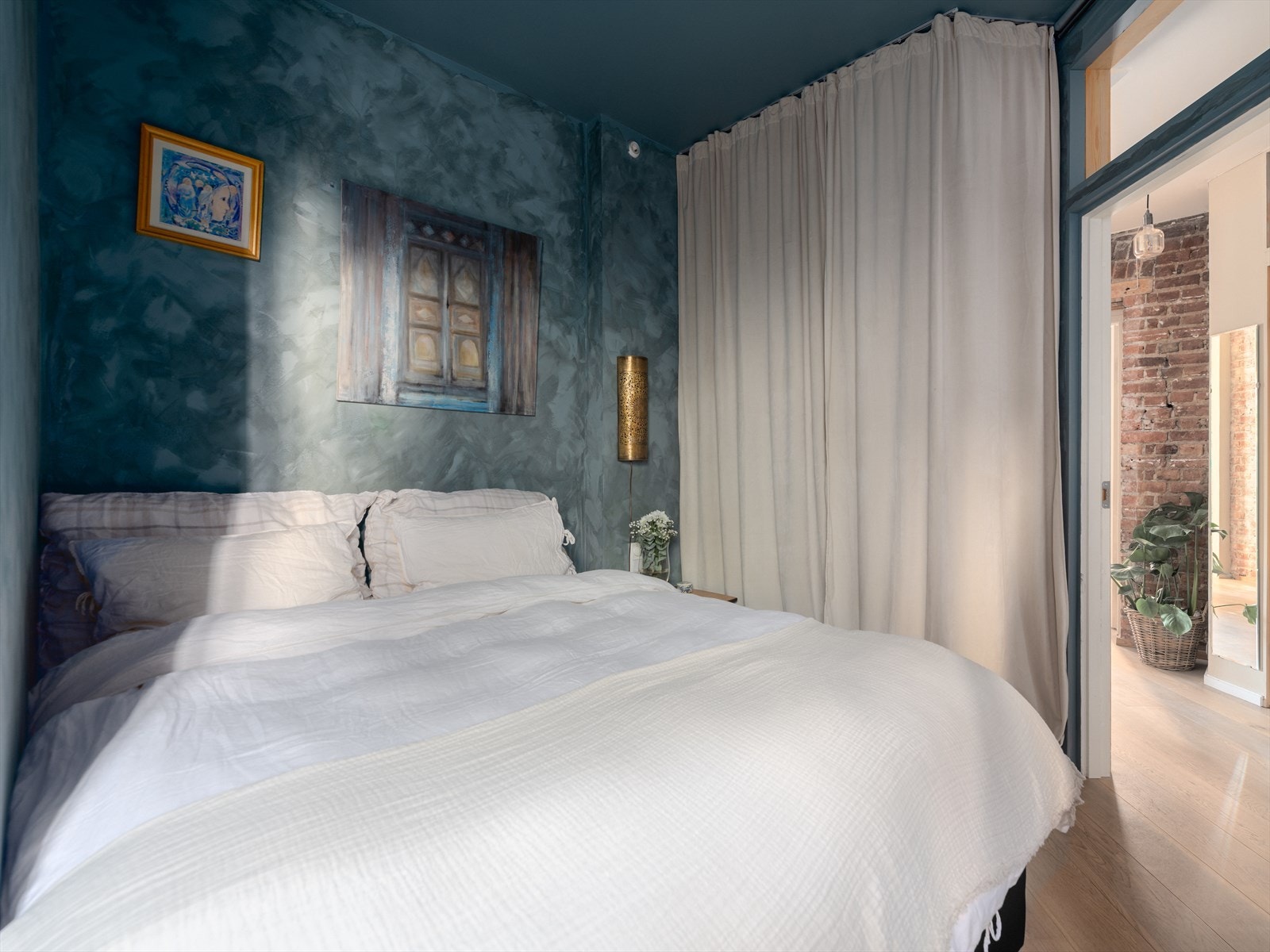 Garderobeløsning bak gardin Galleribilde