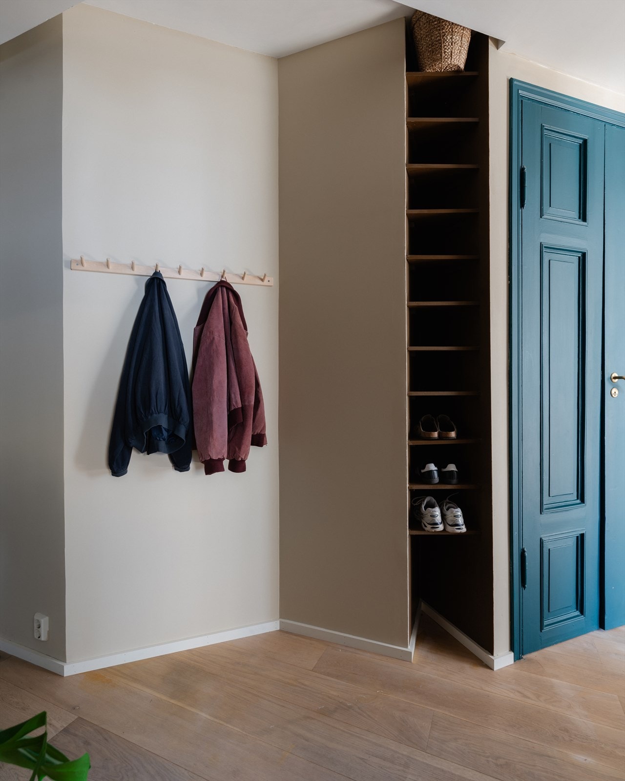 God plass i entré med delvis plassbygde løsninger og ellers oppheng Galleribilde