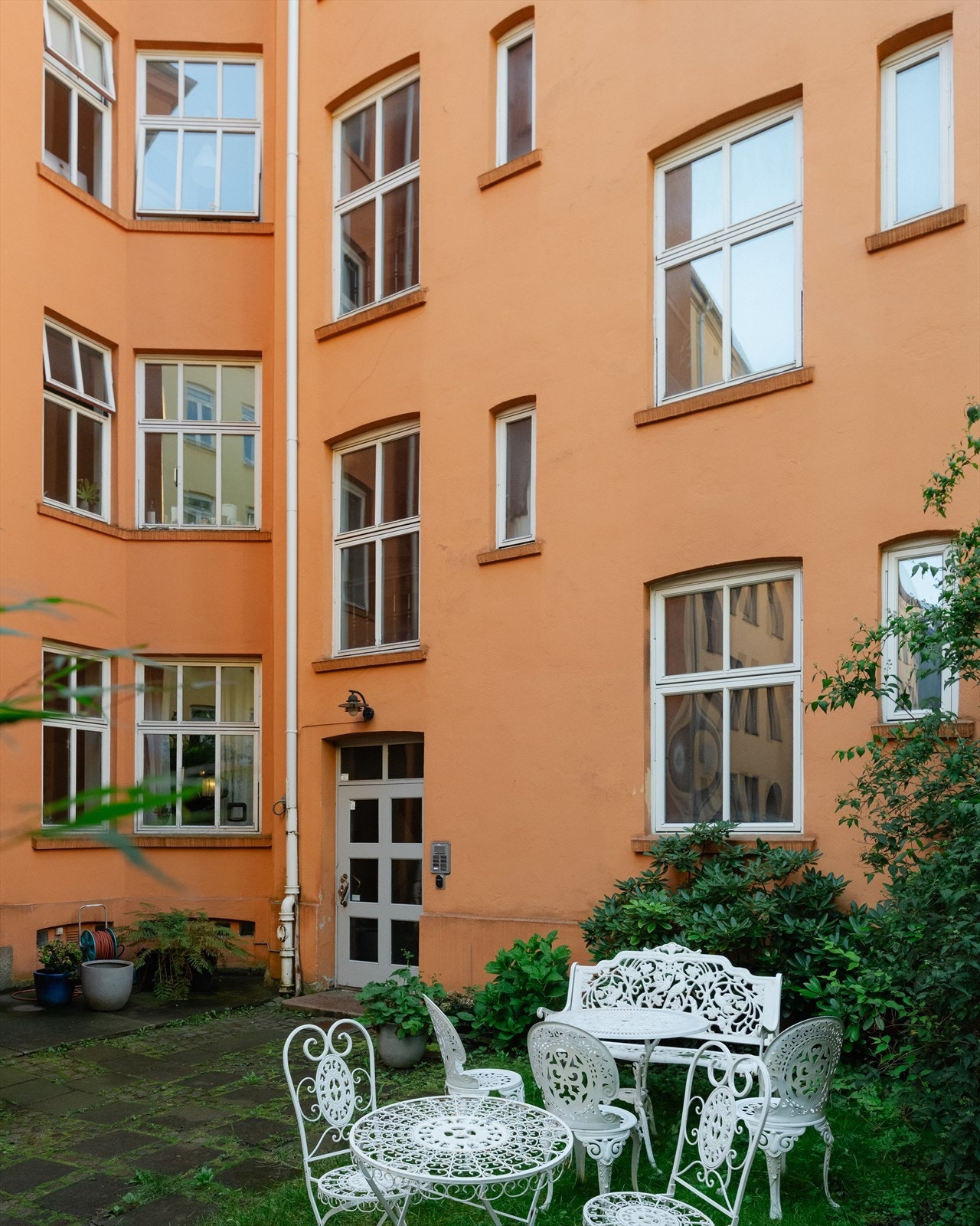 Fantastisk koselig bakgård Galleribilde