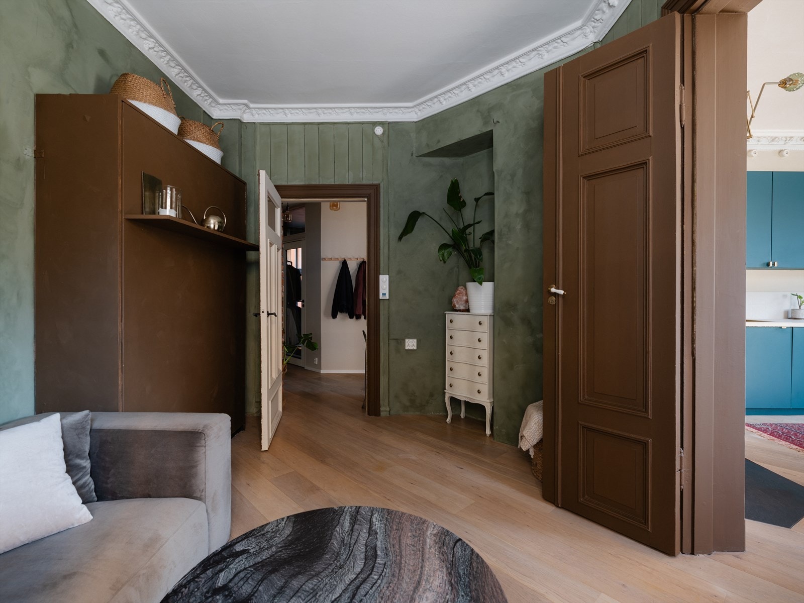 Per i dag har rommet en plassbygget seng som kan slås ut på veggen til venstre, som medfølger ved salg Galleribilde