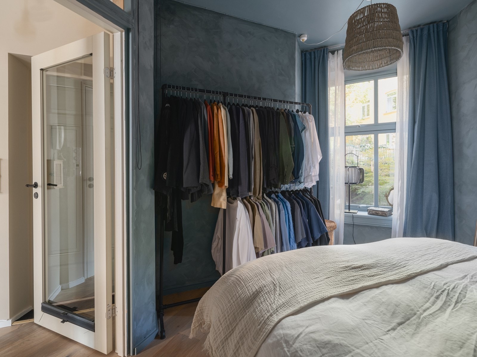 Soverommet vender inn mot rolig bakgård Galleribilde