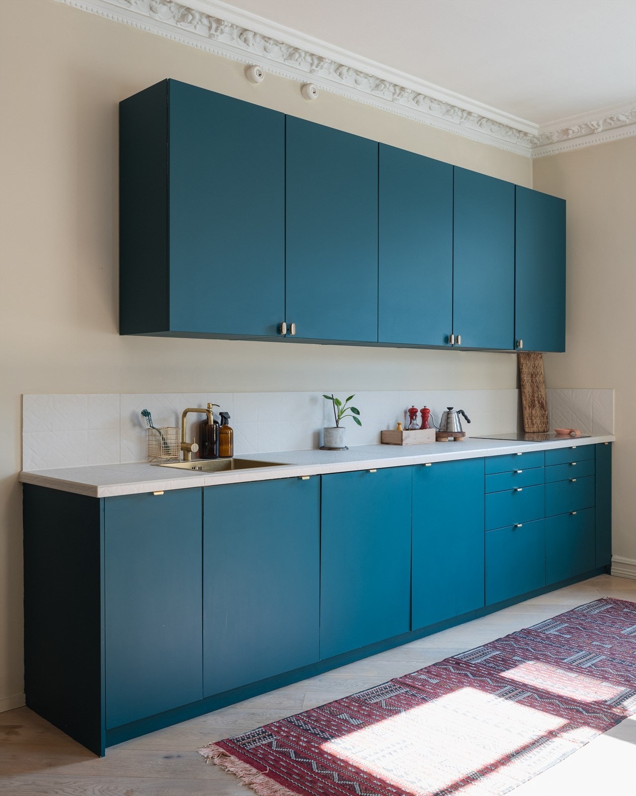 Kjøkkenet har godt med benk- og skapplass! Galleribilde