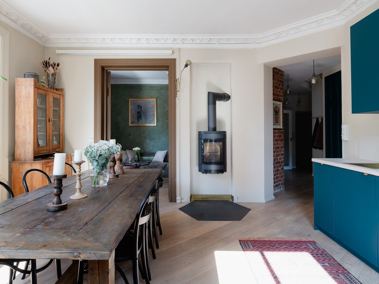 Dette er et romslig og lyst rom beliggende med store vindusflater i hjørnet av boligen Galleribilde