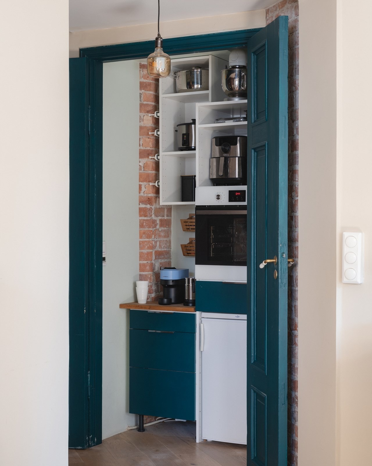 Kjøkkenet har en egen bod i gangen, bak original tredør, hvor det er opplegg for diverse hvitevarer Galleribilde