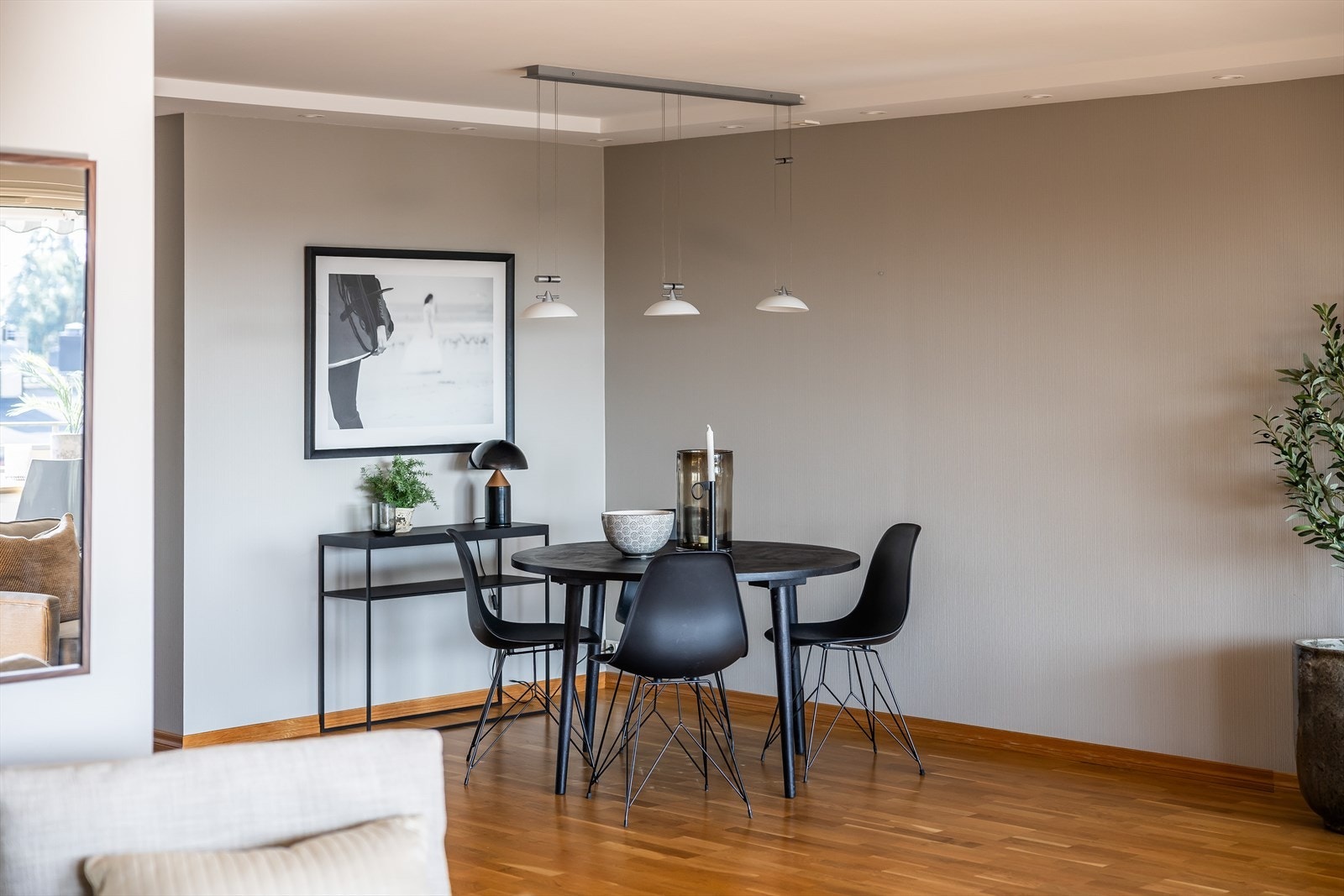 Downlights i himling i deler av stuen Galleribilde