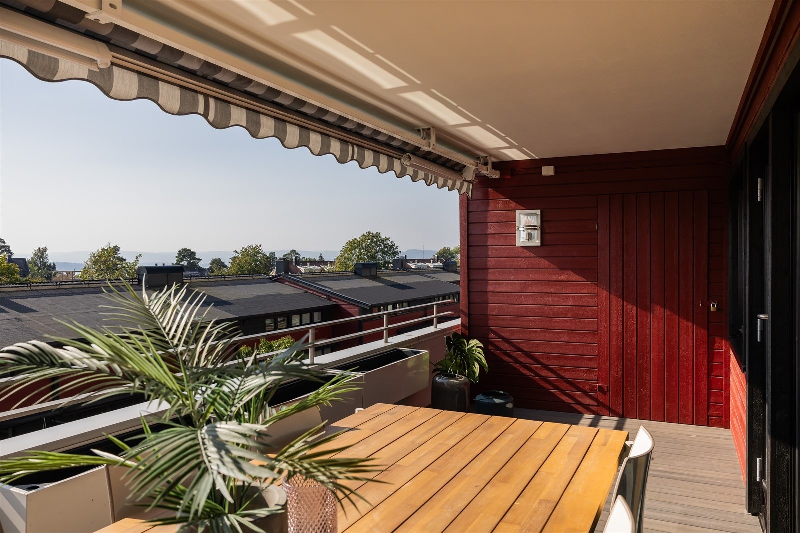 Solrik og overbygd sørvestvendt terrasse på 13 kvm Galleribilde