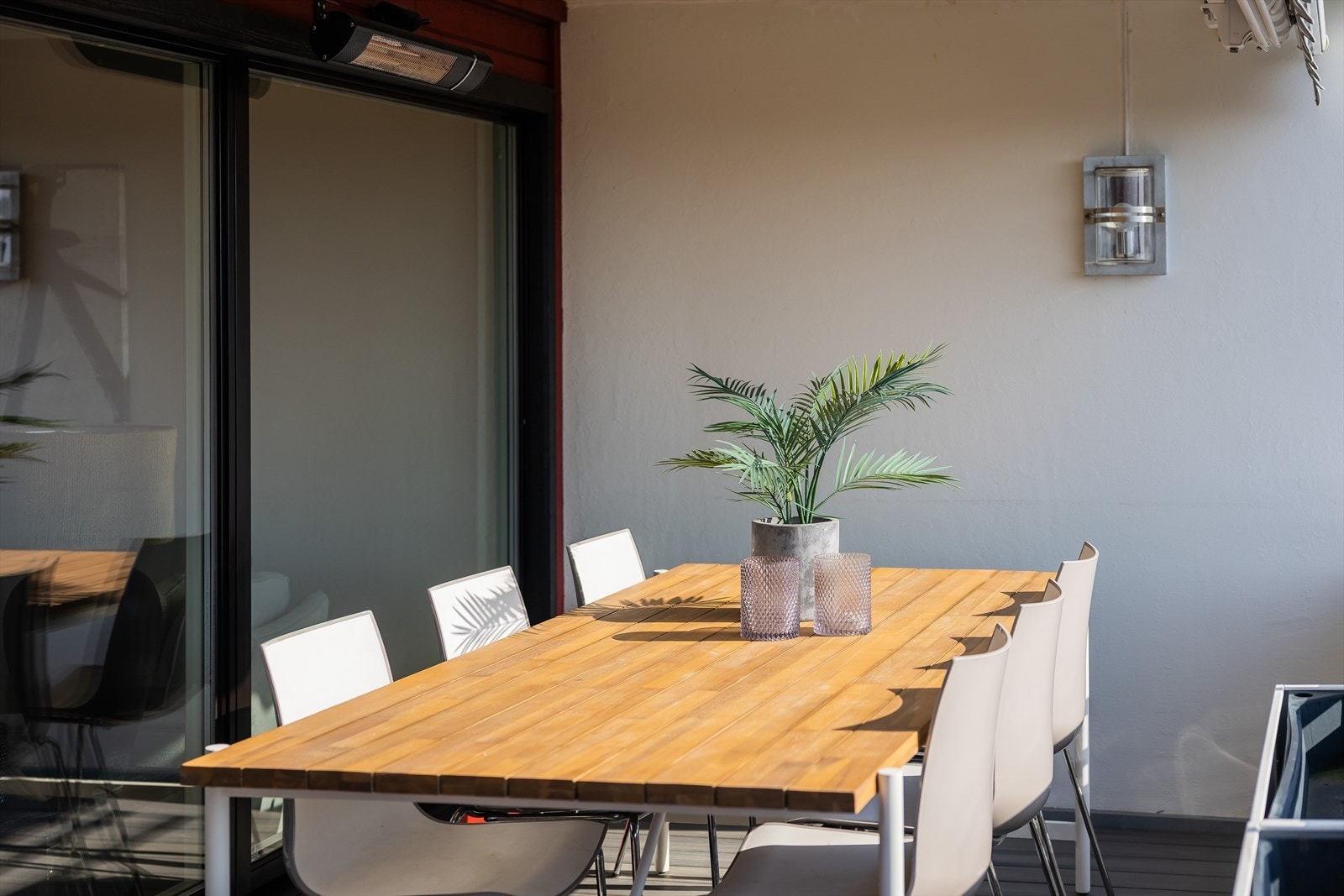 Terrassen har vedlikeholdsfrie terrassebord, varmelampe markise og praktisk bod Galleribilde