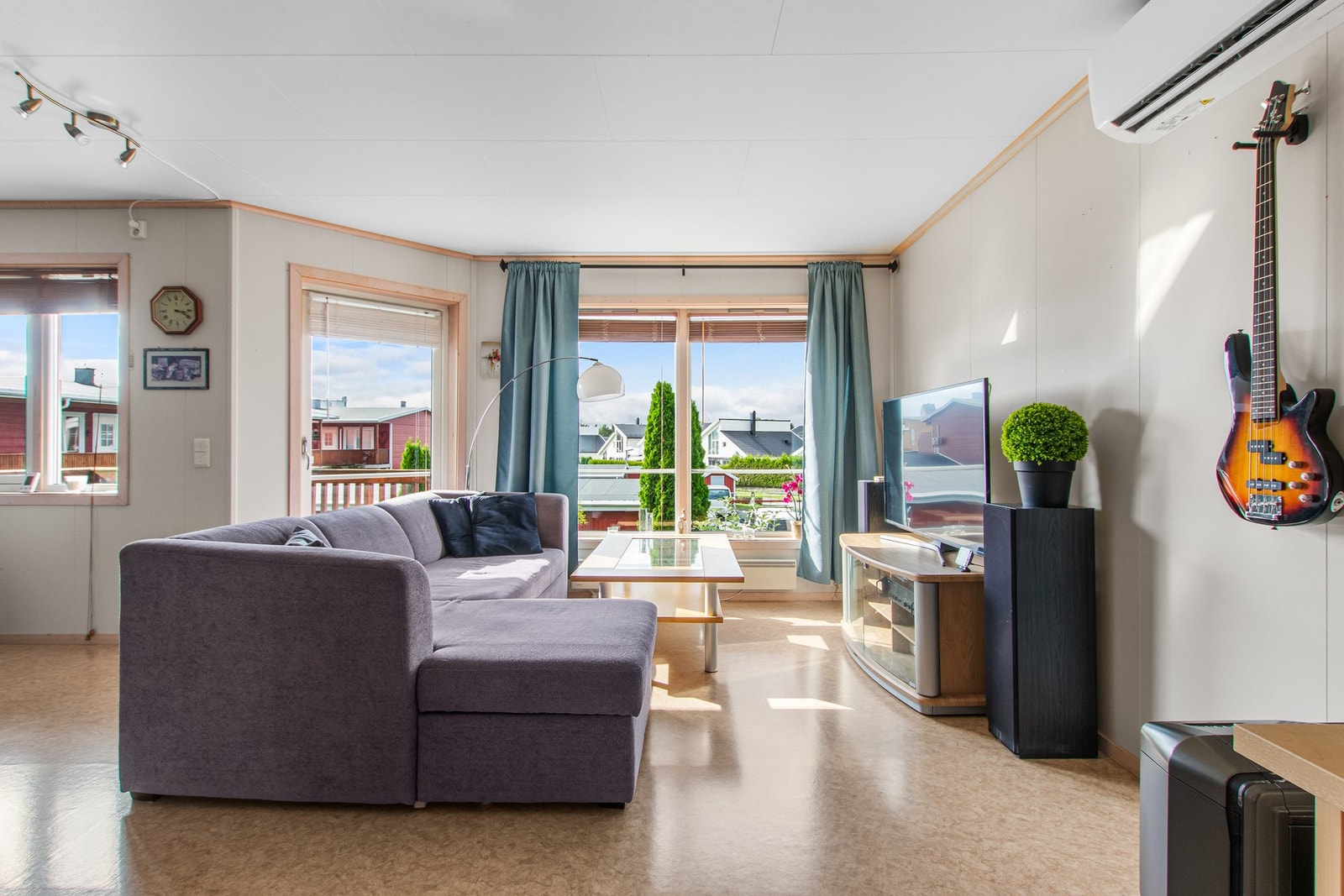 Stue med store vindusflater som gir godt med naturlig lysinnslipp. Galleribilde