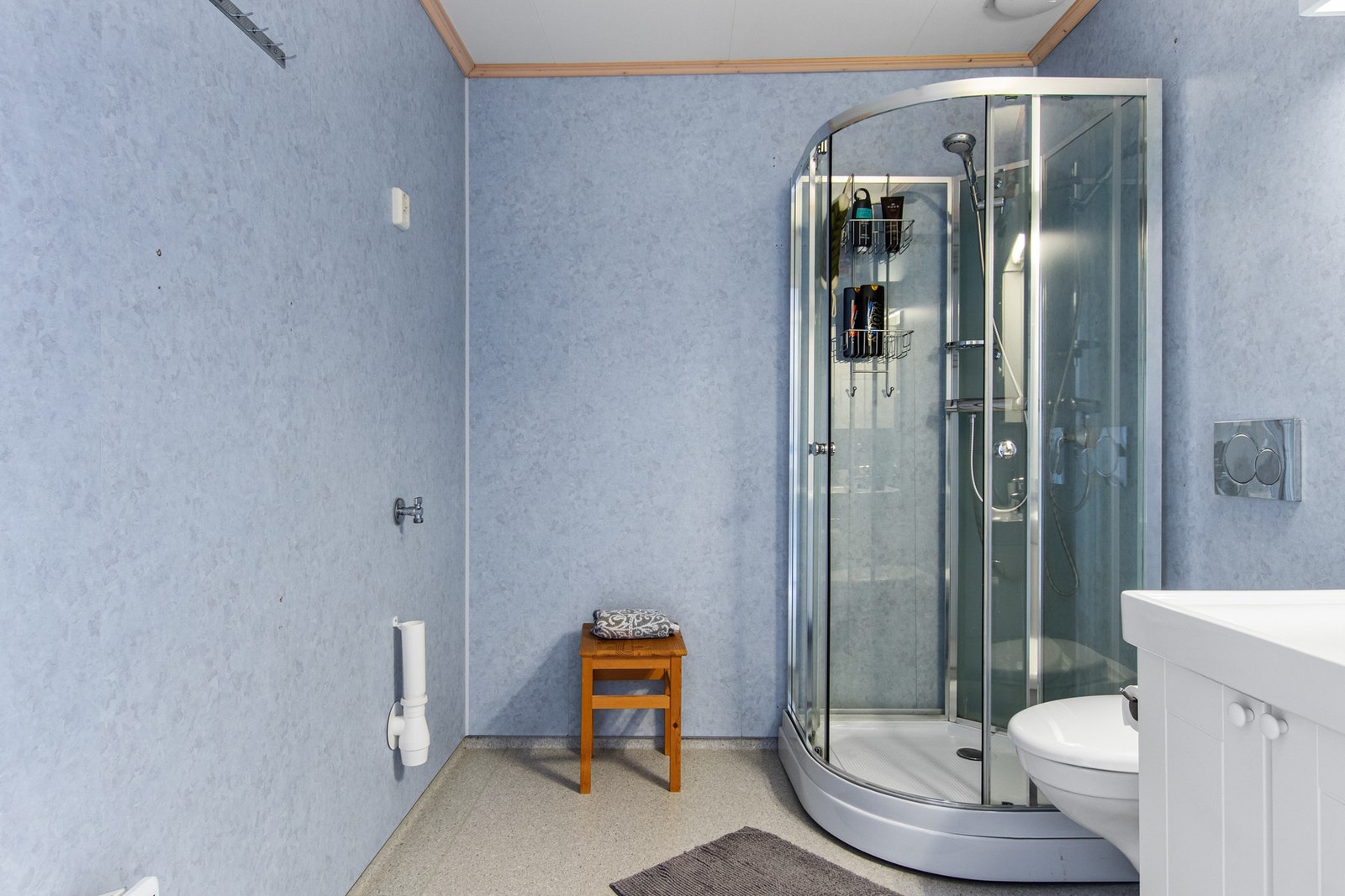 Bad med belegg på gulv og våtromsplater på vegg. Galleribilde