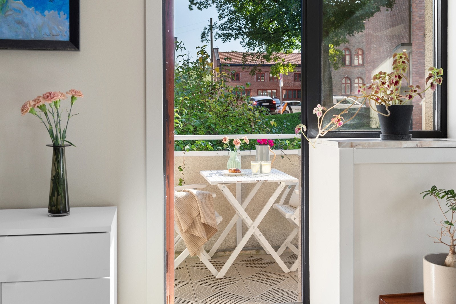 Balkongen er på 5 kvm og gir plass til cafébord Galleribilde
