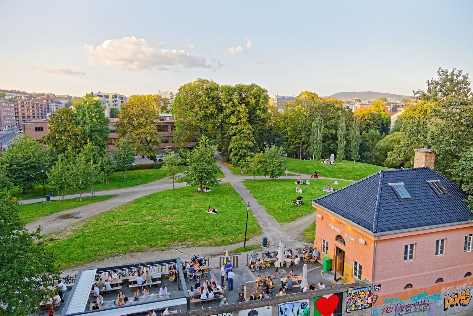 Kuba er en park på begge sider av Akerselva, mellom Åmodt bro og Vulkanhallen på Grünerløkka i Oslo Galleribilde