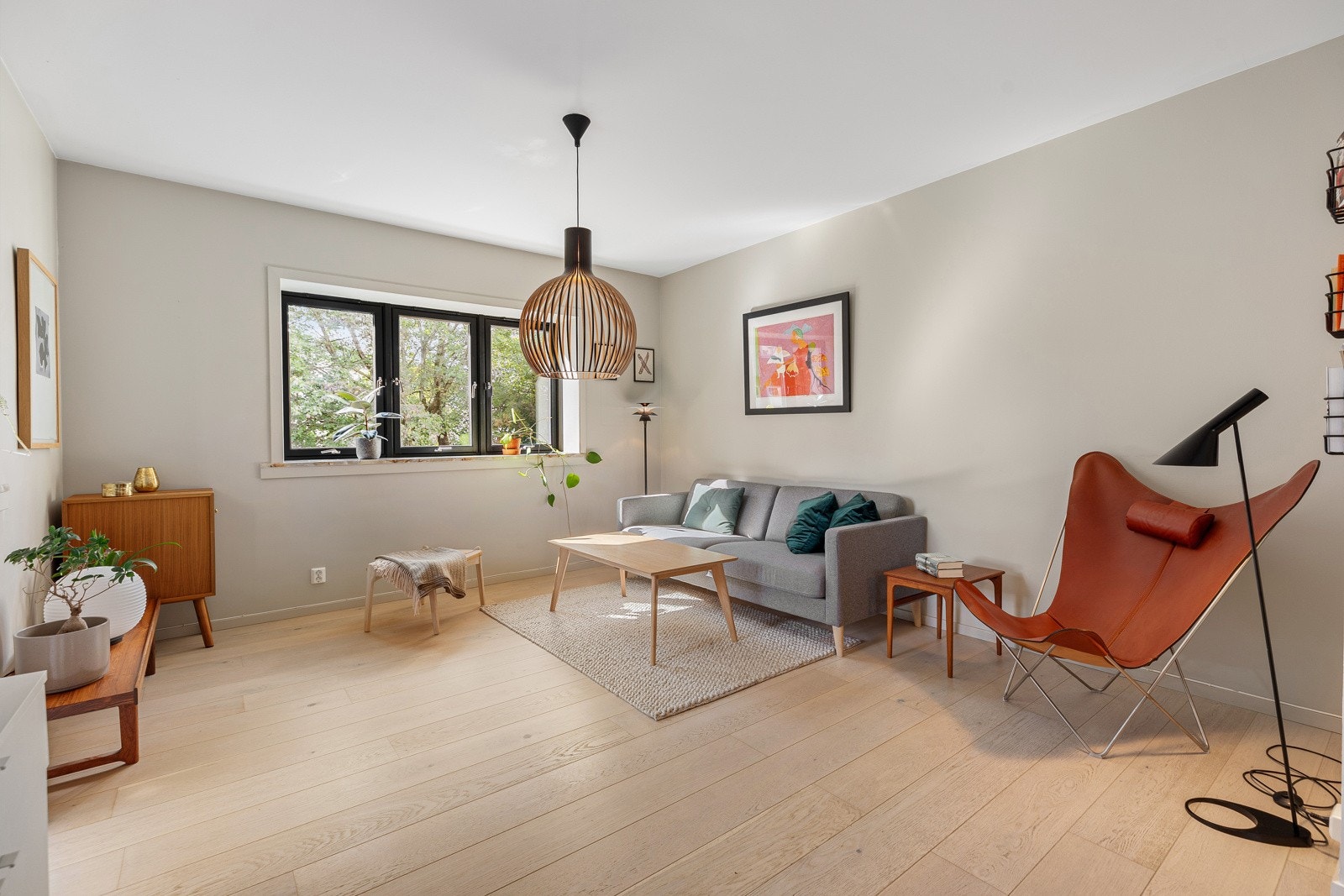 I stuen er det god plass til stor sofagruppe med naturlig avstand til tv-vegg Galleribilde