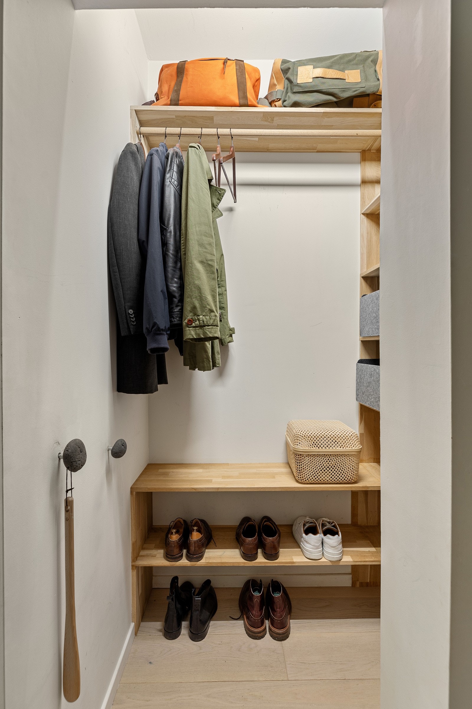 Ved gangen er det gode oppbevaringsmuligheter til yttertøy og sko i innvendig bod Galleribilde