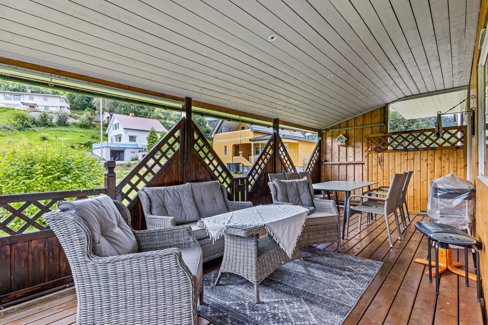 Stor takoverbygd veranda med utgang fra stue i 1. etasje. Galleribilde