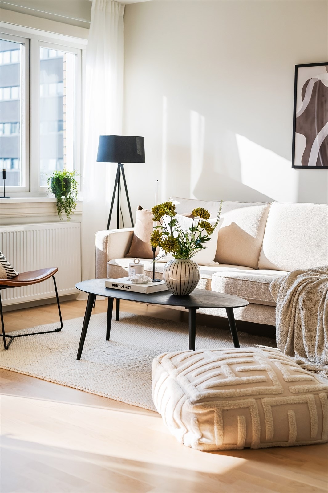 Store vindusflater som slipper inn rikelig med lys kombinert med den gode gjennomgående planløsningen sørger for en lys og luftig atmosfære i hele leiligheten. Galleribilde