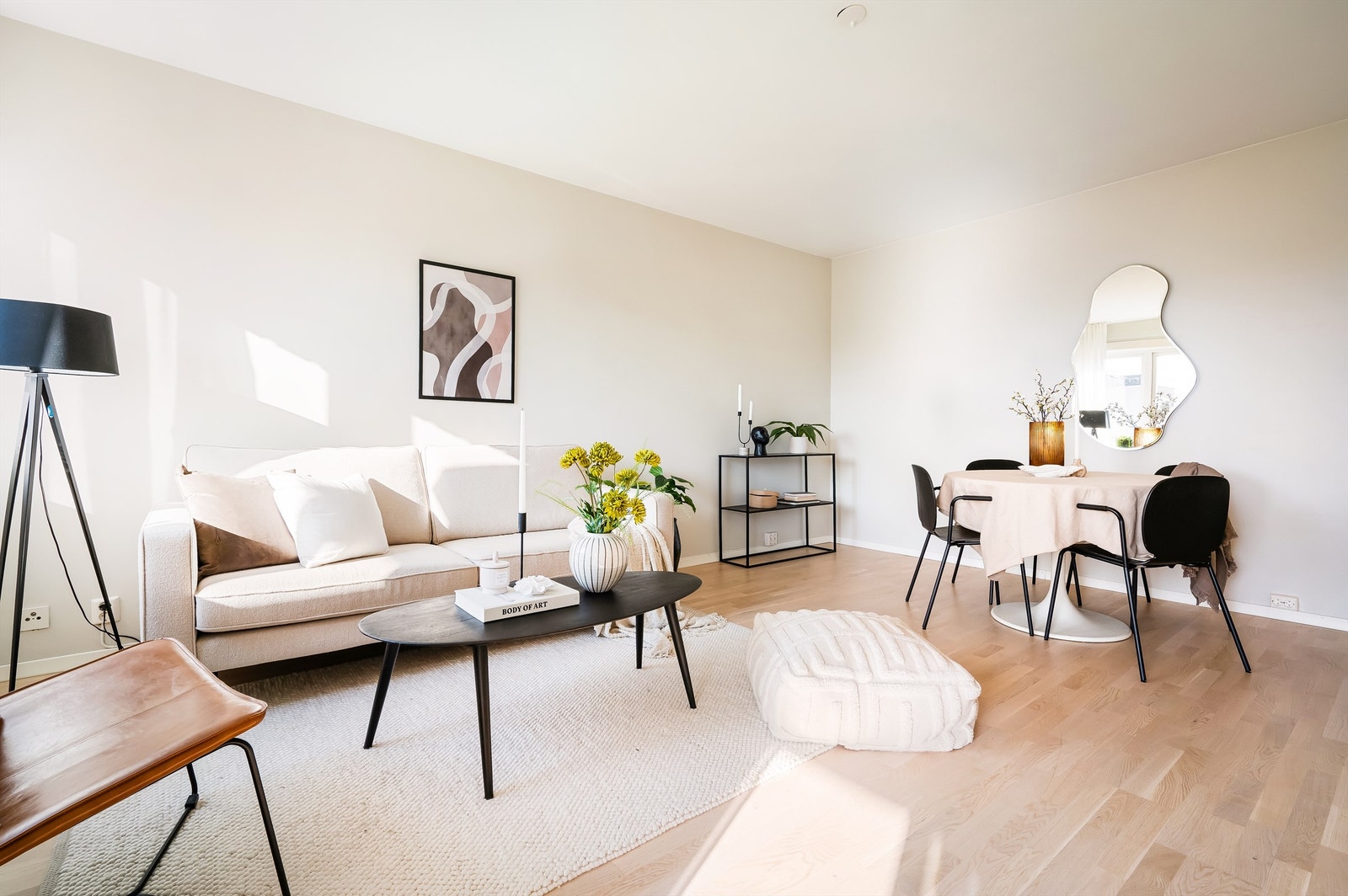 Stuen har en naturlig og fin plass for spisebord med god plass til middagsselskaper. Galleribilde