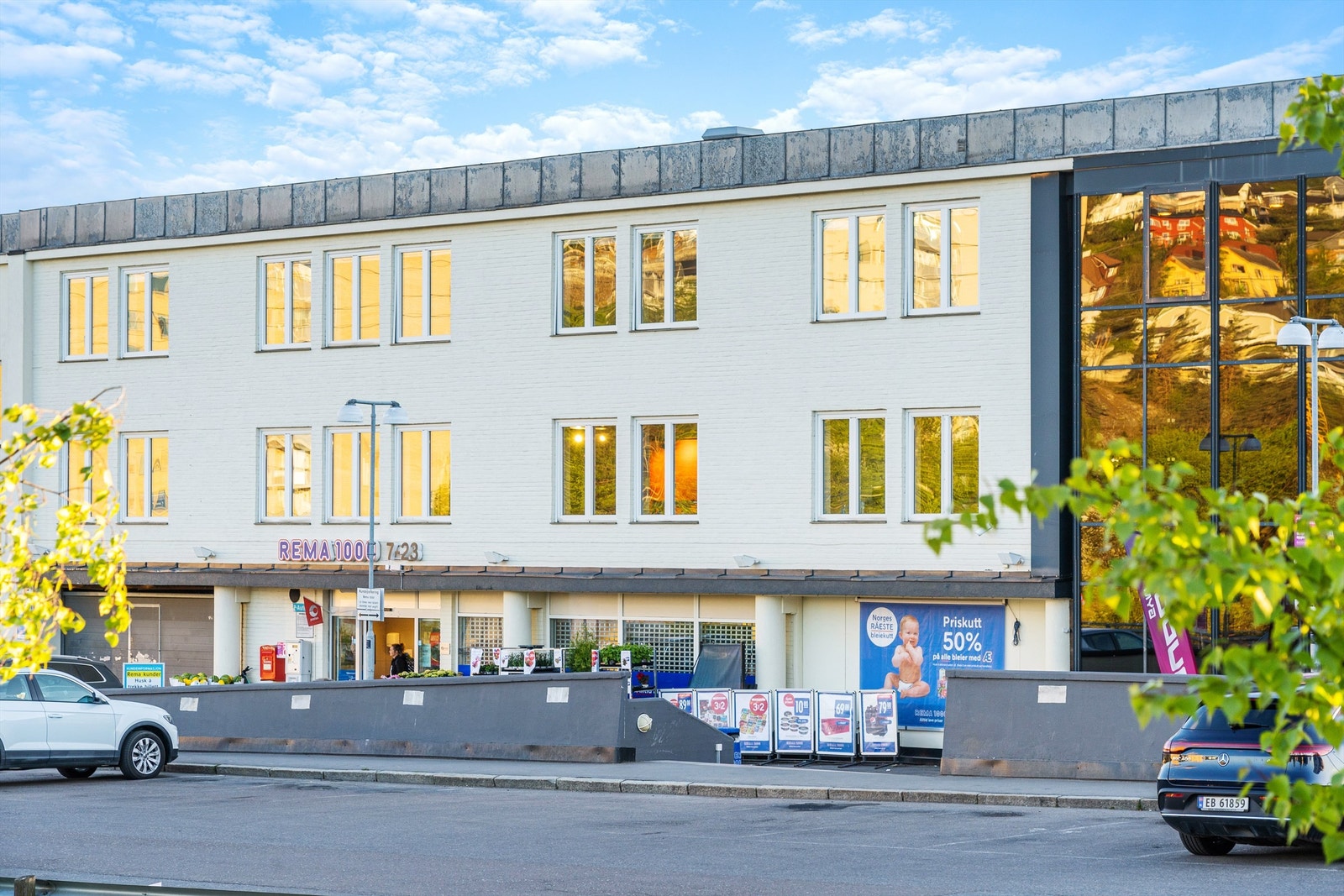 Flere matbutikker i nærheten som Rema på Etterstad Vest, Kiwi i Kværnerbyen, søndagsåpen matbutikk på Kværner og grønnsakshandler på Helsfyr. Galleribilde