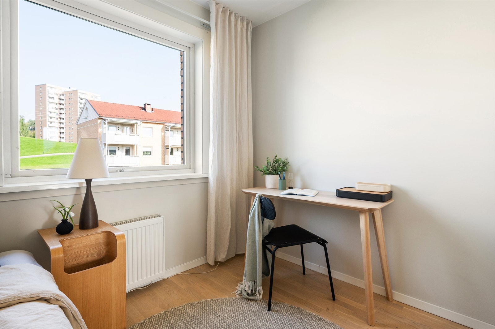 Med godt lysinnslipp er gjesterommet en fin plass for å ha hjemmekontor Galleribilde