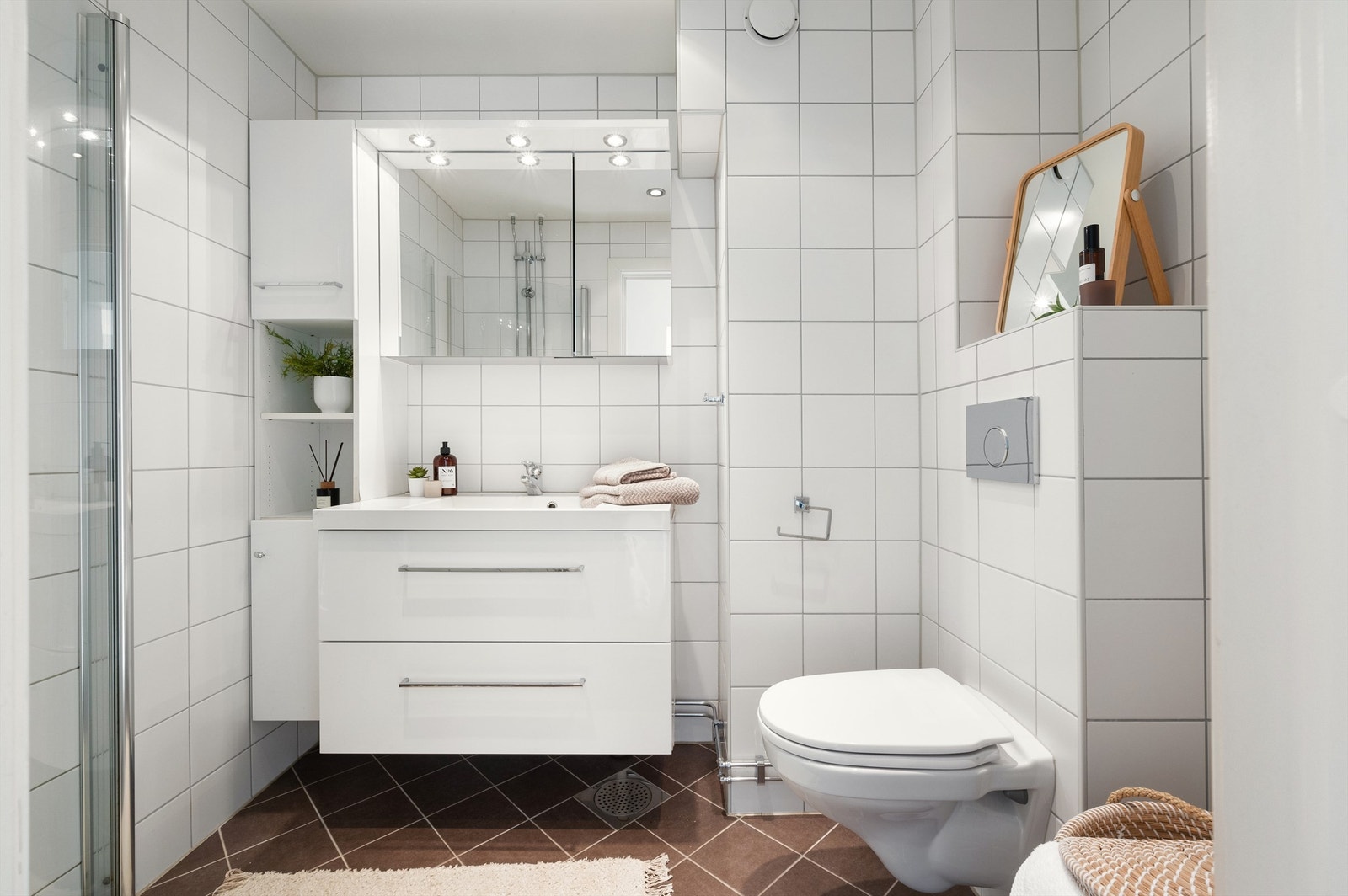 Badet ble rehabilitert i regi av borettslaget i 2010 og er pent flislagt på vegger og gulv med varme i gulvet. Galleribilde