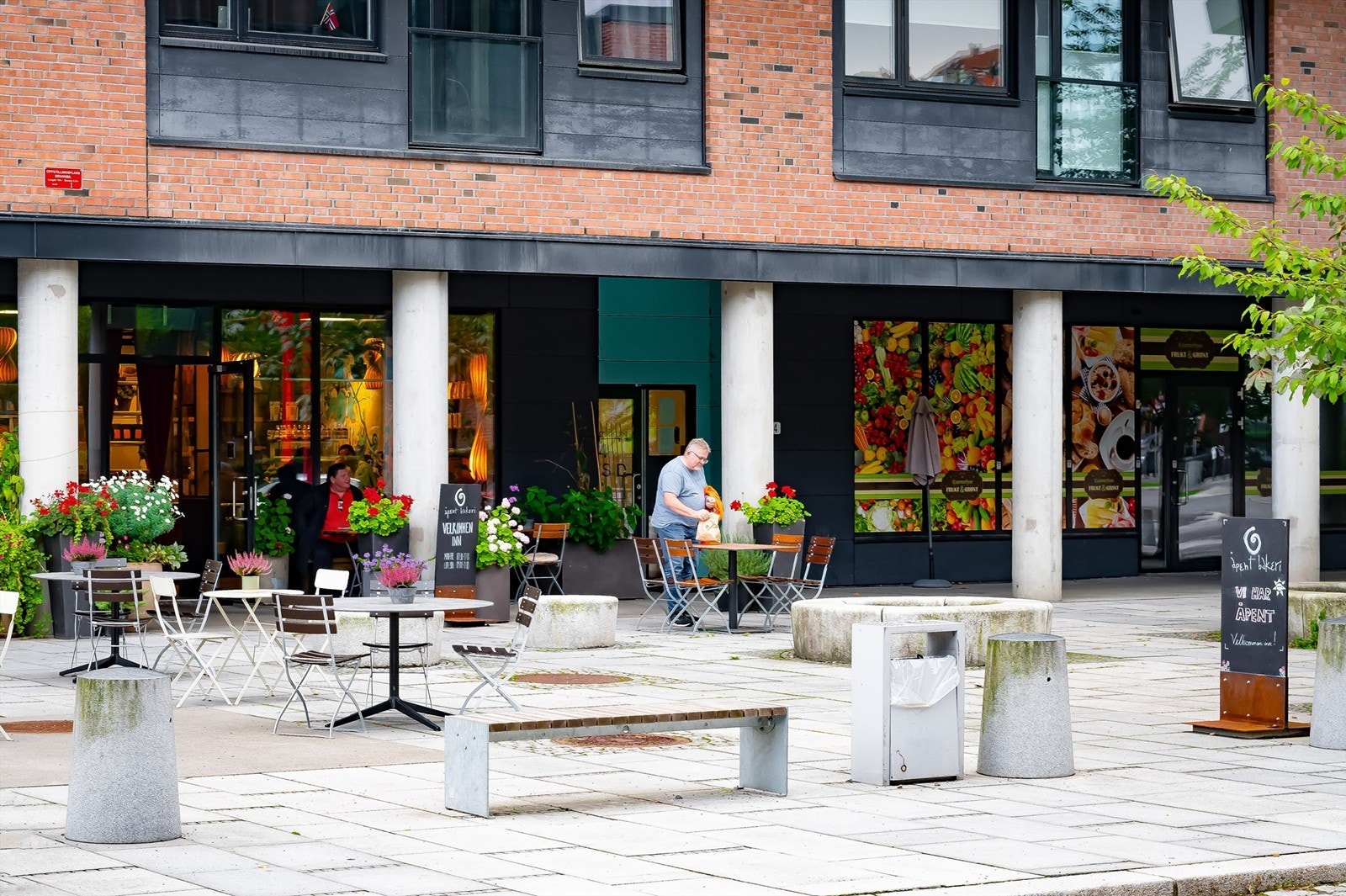 Kværnerbyen har et aktivt nabolag med blant annet tur-, jogge- og håndarbeidsgrupper. Kværnerbyen har apotek, blomsterbutikk, restaurant, bakeri med servering, treningssenter, Kiwi og søndagsåpen grønnsakshandel/nærbutikk. Galleribilde