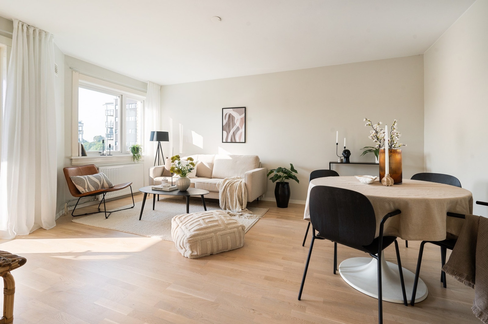 Stuen er romslig og kan følgelig enkelt innredes etter eget behov og personlig stil med en hyggelig sofagruppe og tilhørende salongbord. Galleribilde