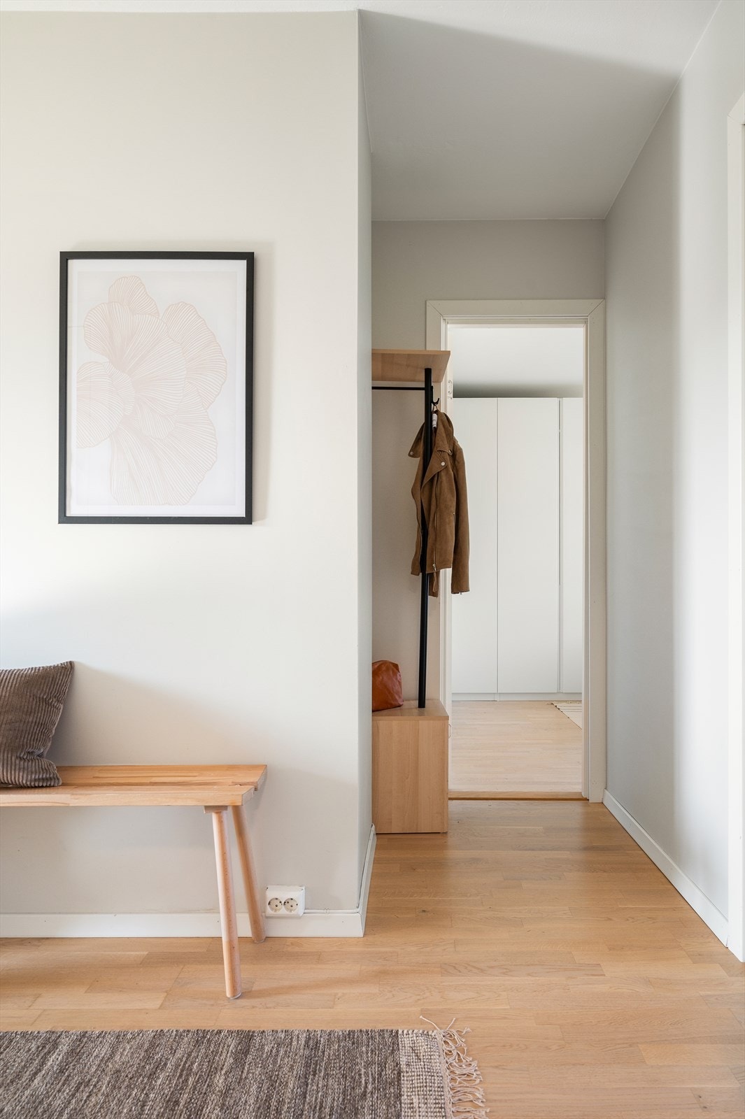 Velkommen inn! Det første som møter deg er en innbydende entré, som gir et godt førsteinntrykk av leiligheten. Galleribilde