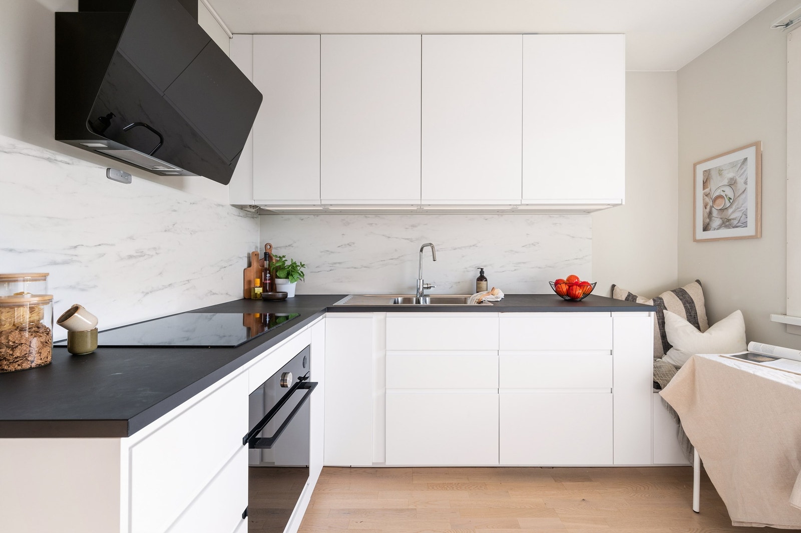 Kjøkkeninnredningen er fra IKEA, nytt i 2021 og består av glatte fronter og benkeplate i laminat med nedfelt vask- og sky
llekum. Galleribilde