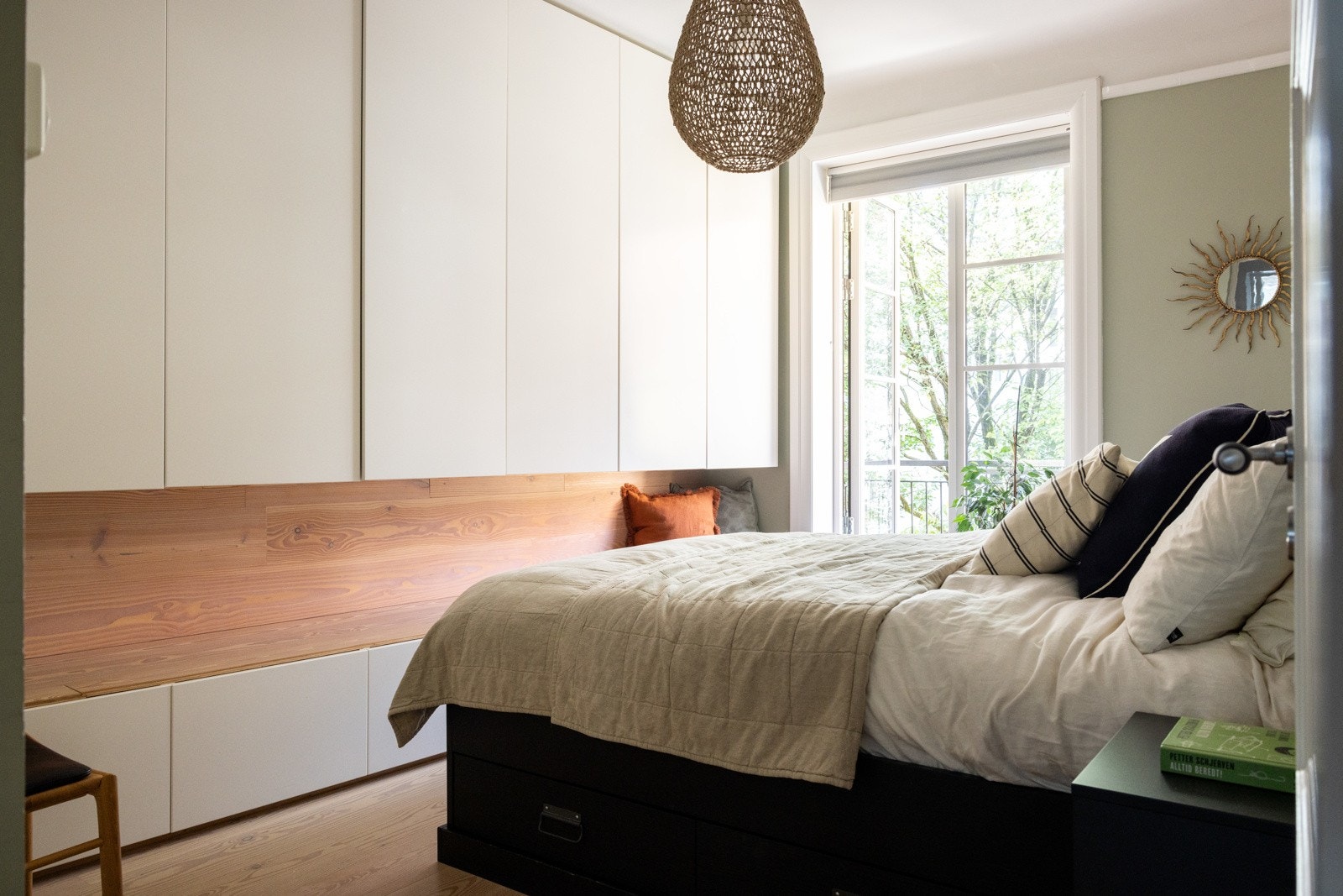 Stort og fint soverom med masse lagringsplass og plass til dobbeltseng. Galleribilde