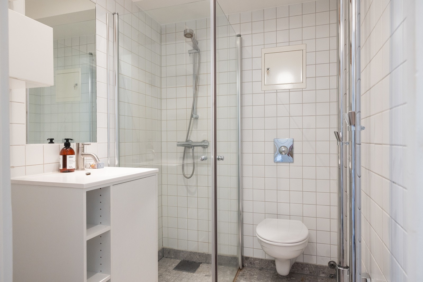 Baderommet holder en god standard, det ble bl.a. lagt nytt gulv i 2019 (utført av fagfolk). Galleribilde