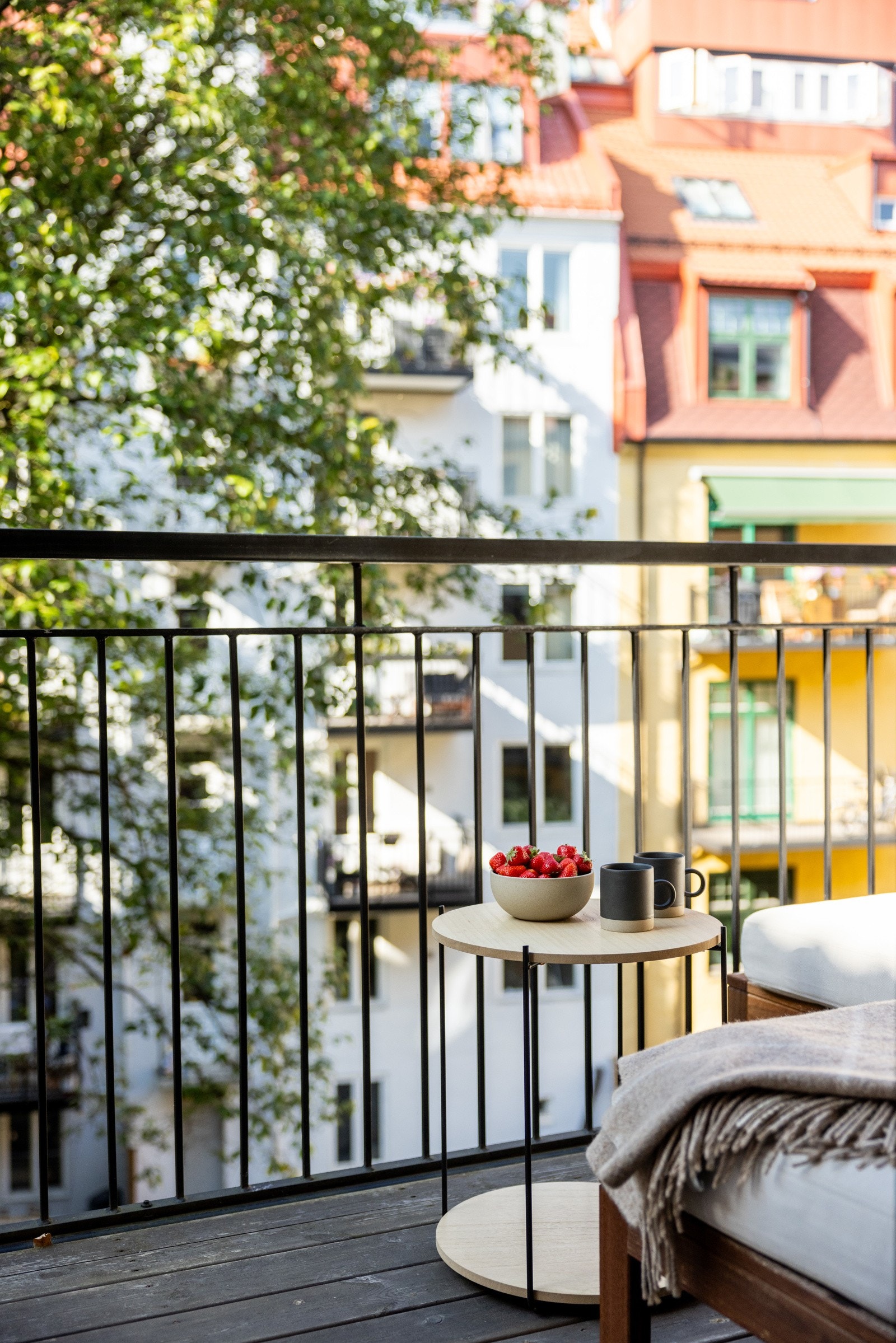 Flott balkong, vendt mot pent opparbeidet bakgård. Galleribilde