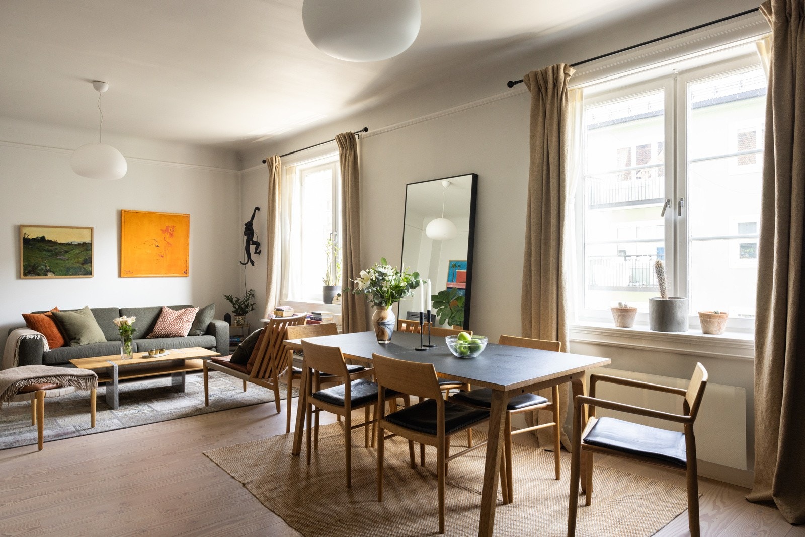 God plass til sofagruppe, spisebord og underholdningsavdeling. Galleribilde