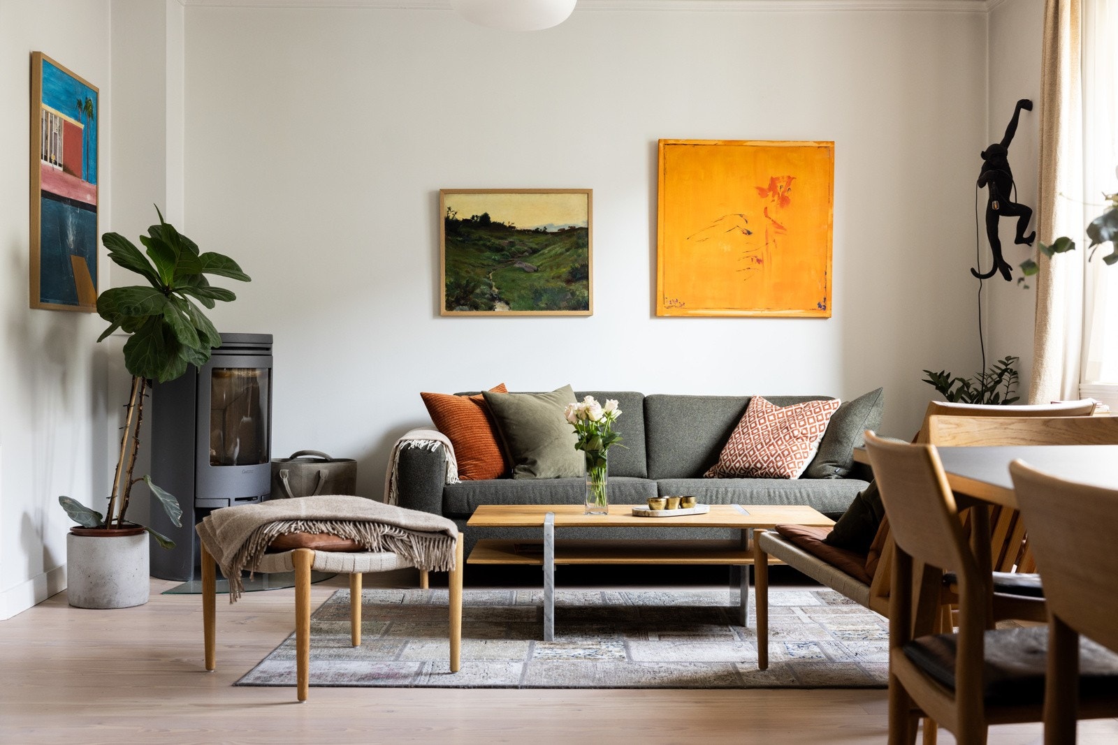 Gjennomgående lyse og pene overflater, samt lekkert gulv. Galleribilde