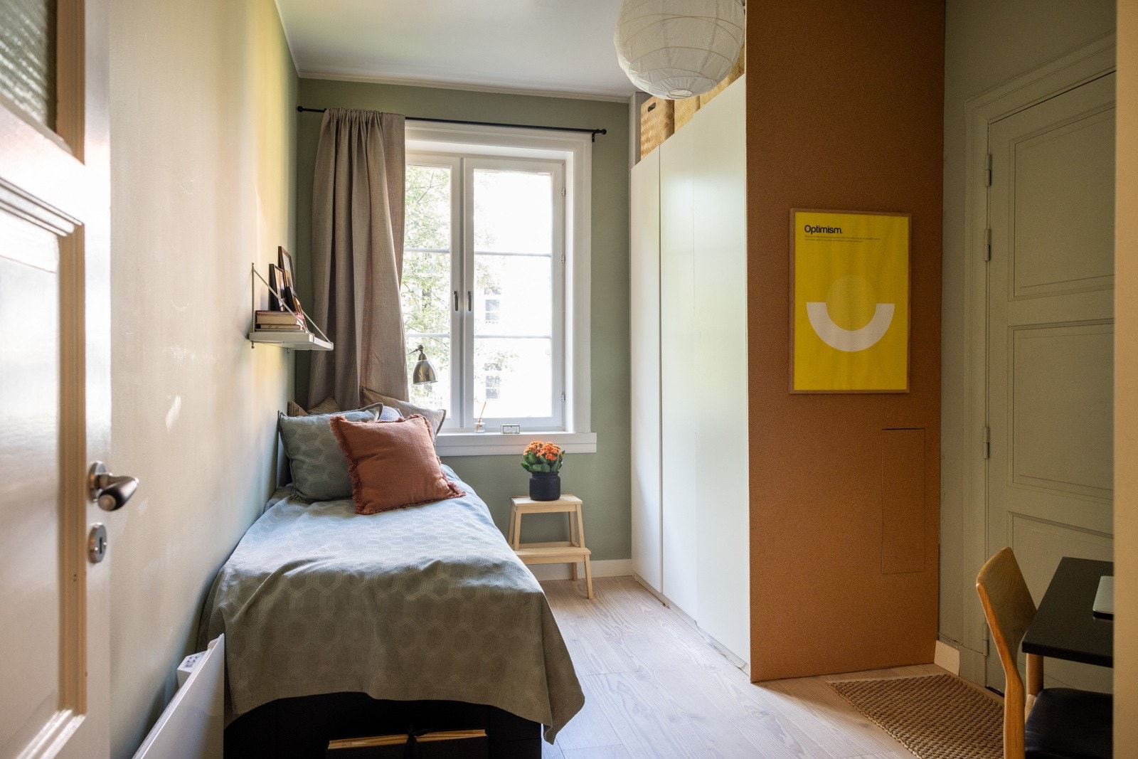 Soverom nummer to er også av god størrelse. Garderobeskap og plass til dobbeltseng. Galleribilde