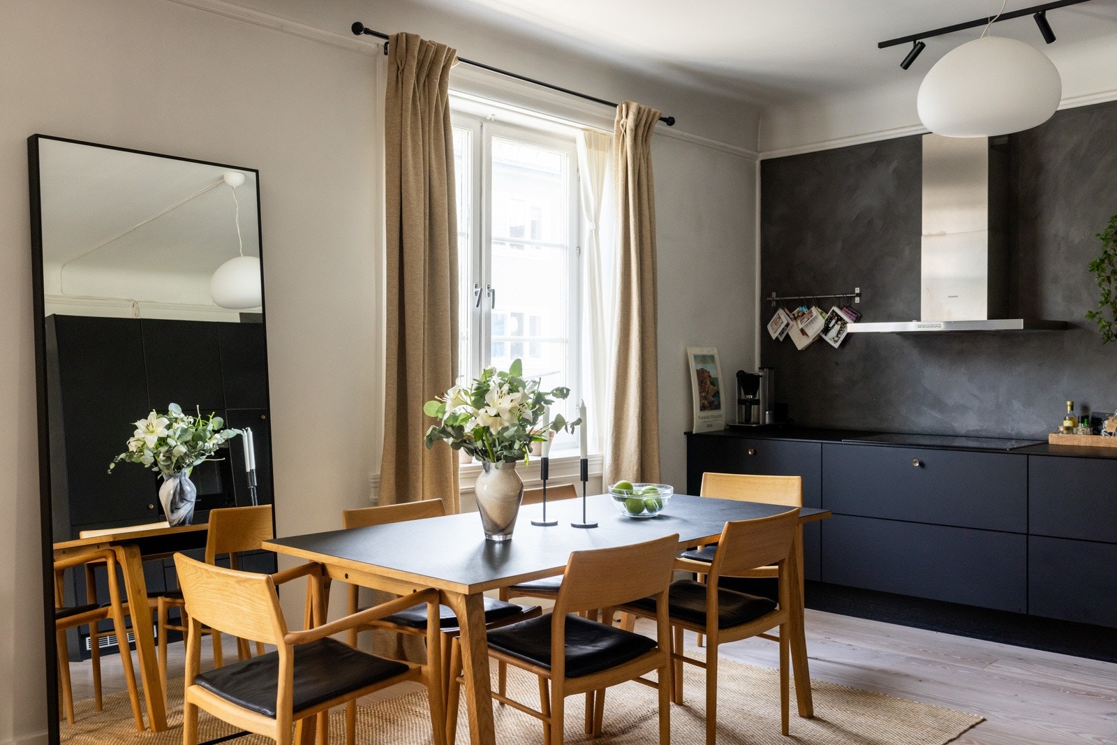 Åpen stue- og kjøkkenløsning gir leiligheten et sosialt og luftig preg. Galleribilde