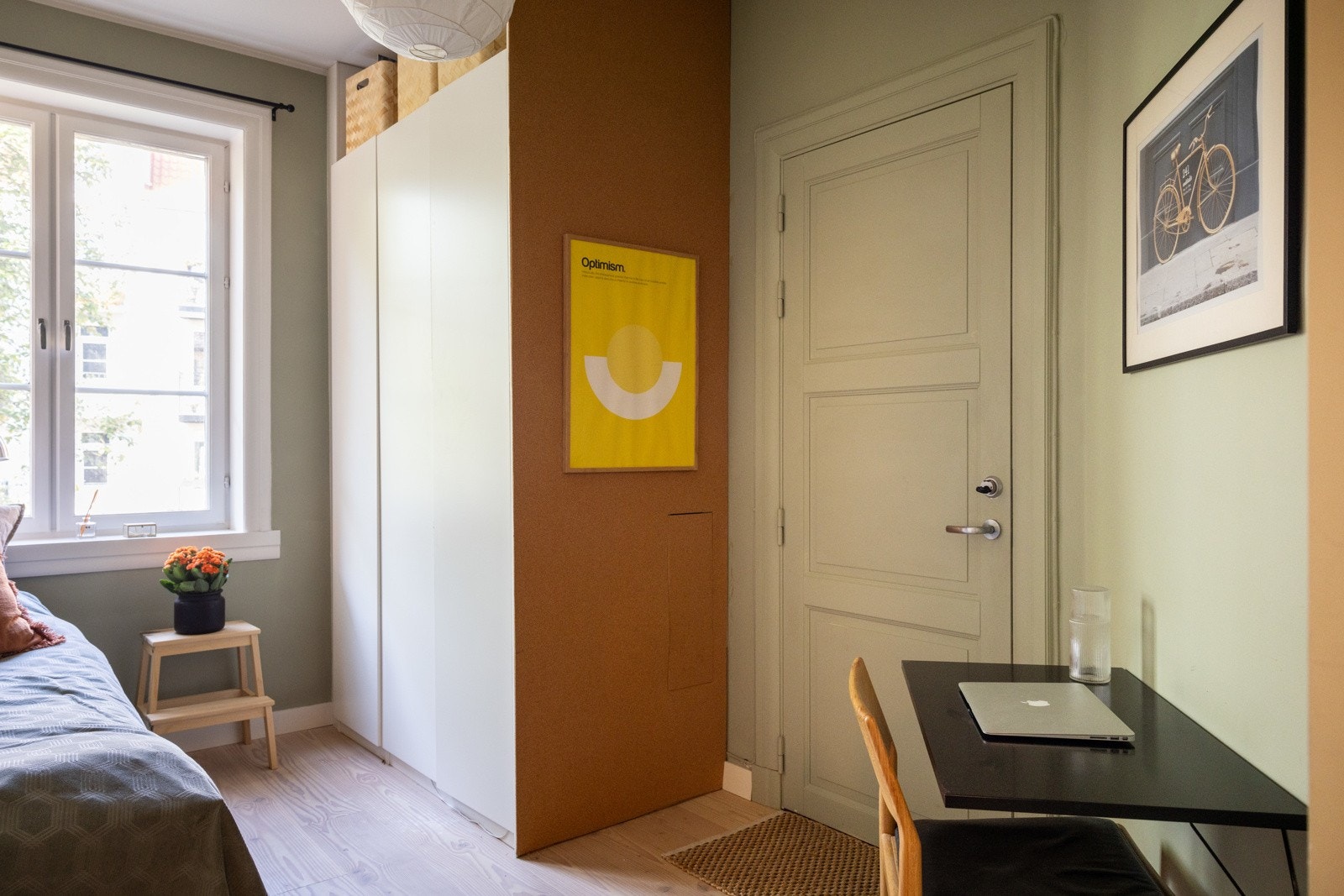 Fra soverom nummer to er det baktrapp/rømingsvei. Tilgang til f.eks. lofts- og kjellerareal, samt bakgård. Galleribilde