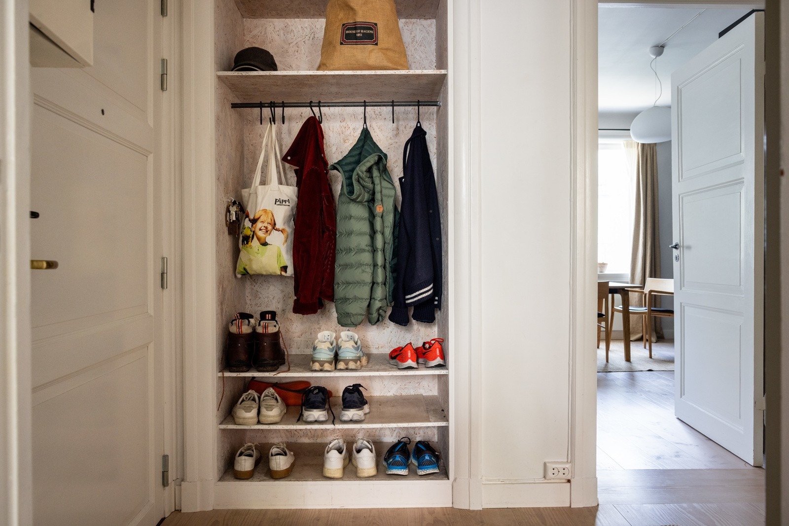Innbydende entré med god plass til klær og sko. Galleribilde