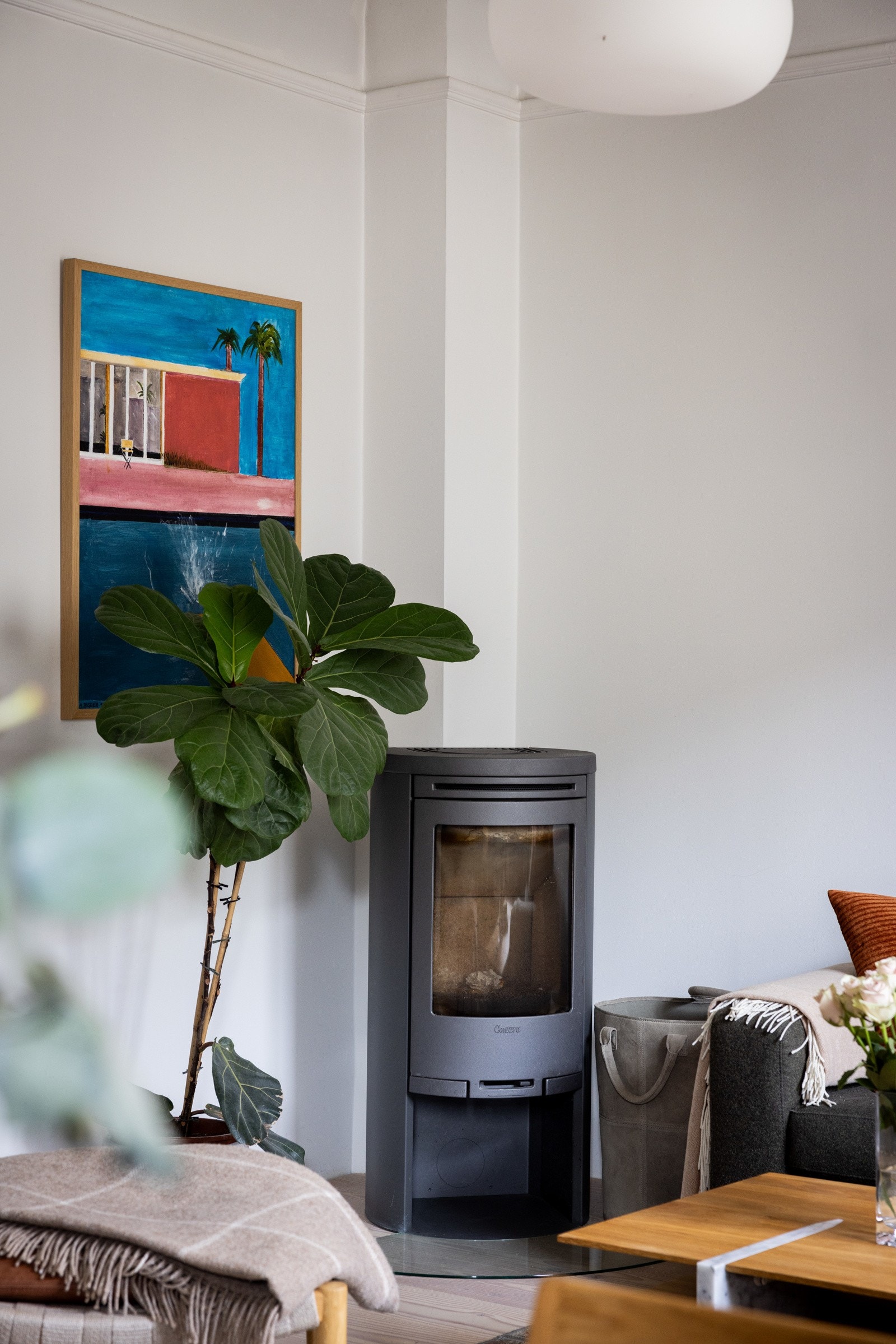 I stuen er det en pen peisovn. Perfekt for sene høst- og vinterkvelder. Galleribilde