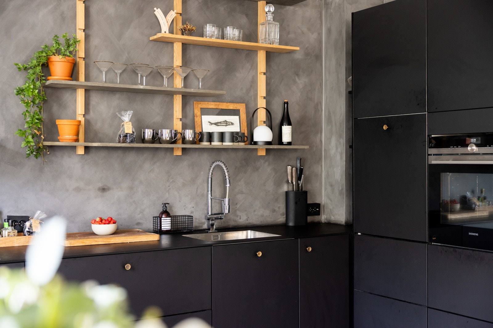 Lys og lekker, gjennomgående leilighet med store, gode rom og solrik balkong mot bakgård. Galleribilde