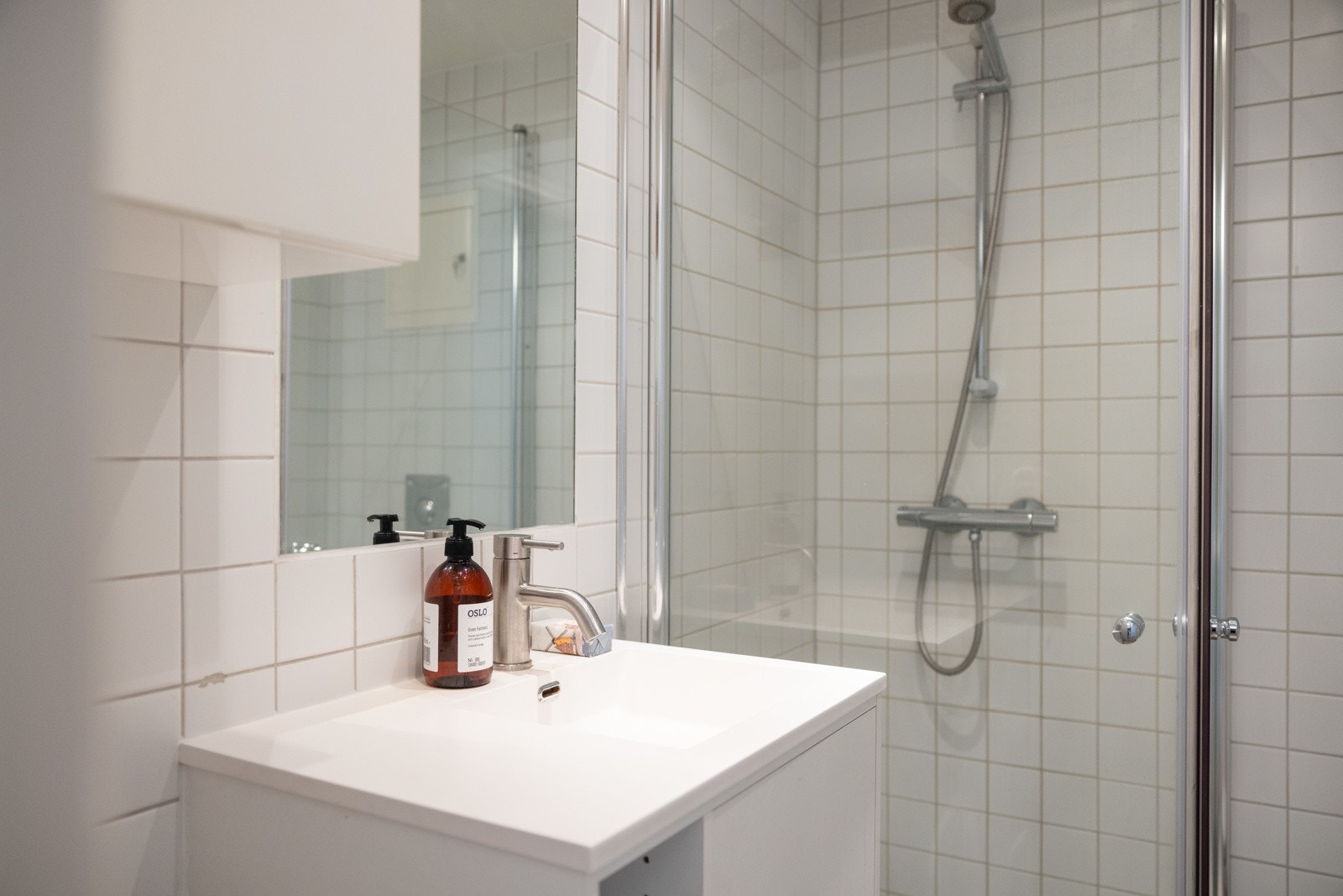 Vask med skapinnredning. Varme i gulv. Vaskemaskinen er plassert i skap på soverom 2 (med waterguard). Galleribilde