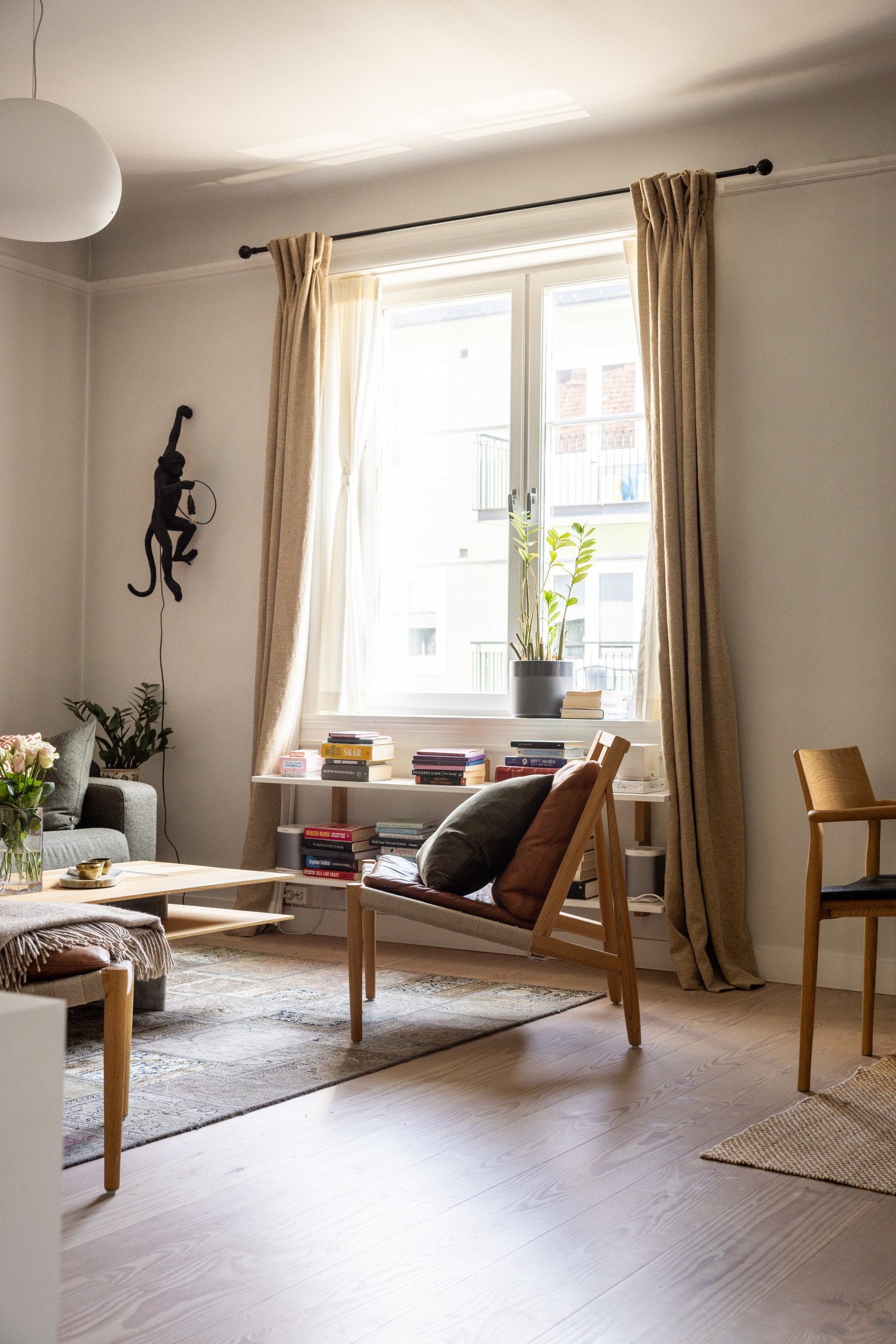 Generøs takhøyde og store vindusflater - masse lys. Galleribilde