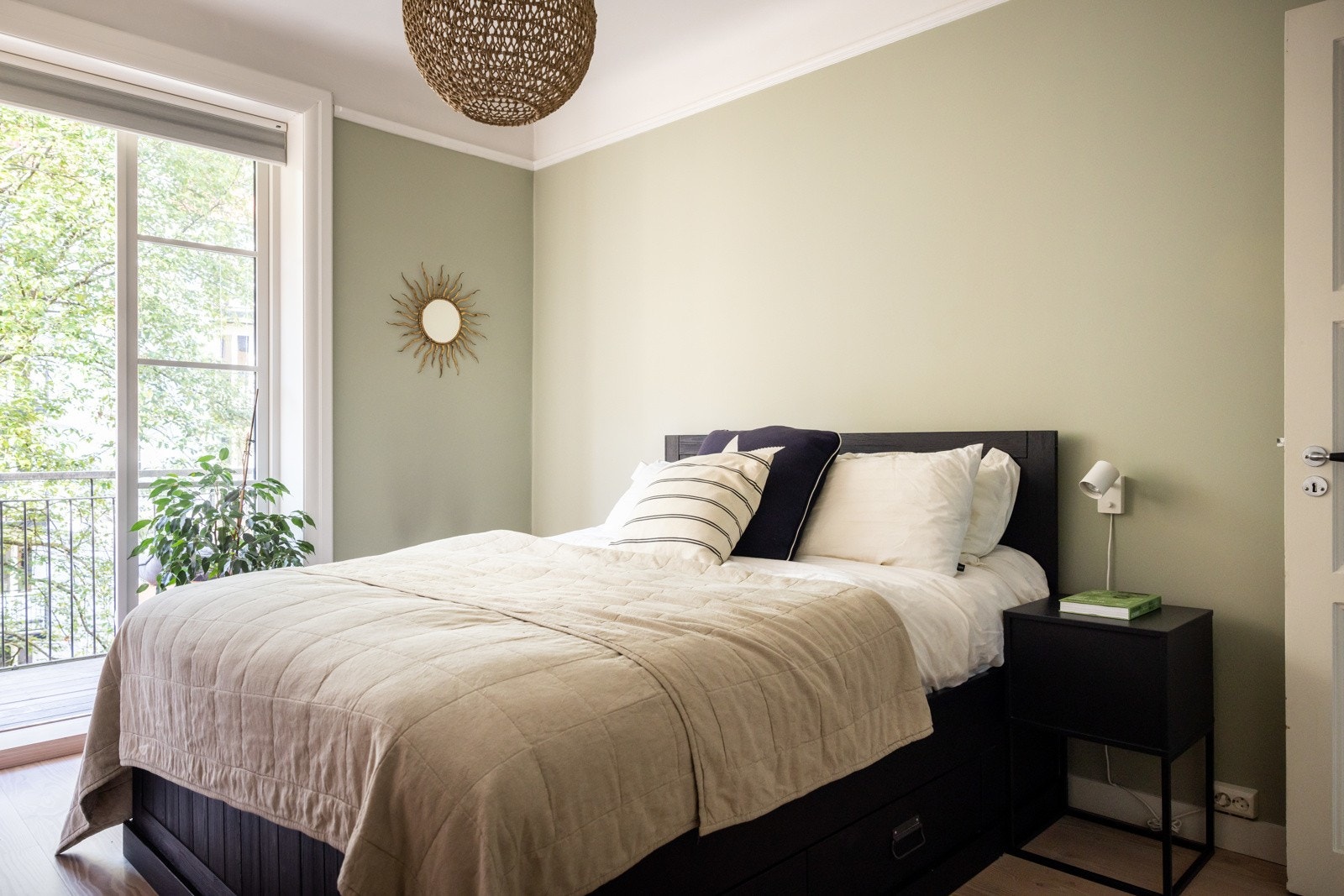 Fra hovedsoverommet har man adkomst til en idyllisk balkong. Galleribilde