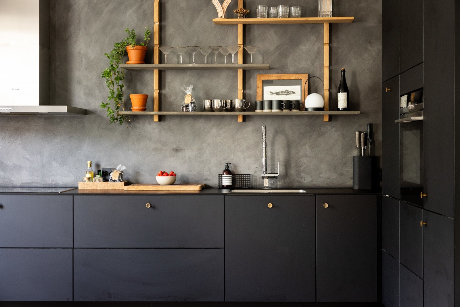 Bra med skap- og benkeplass. Galleribilde